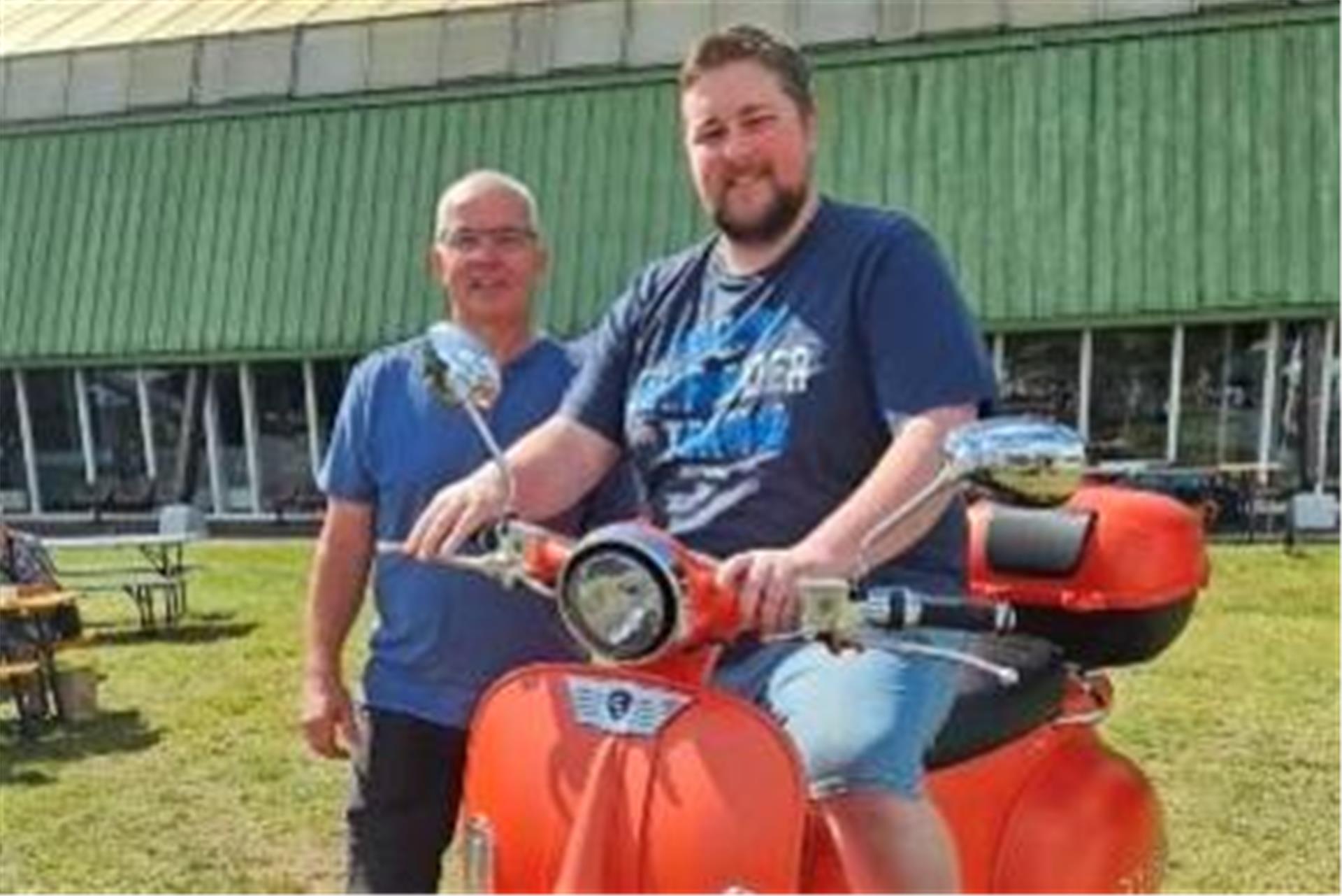 Miguel Gorski, der Gewinner des E-Rollers, mit dem ehrenamtlichen Helfer Bernd Terbrack.