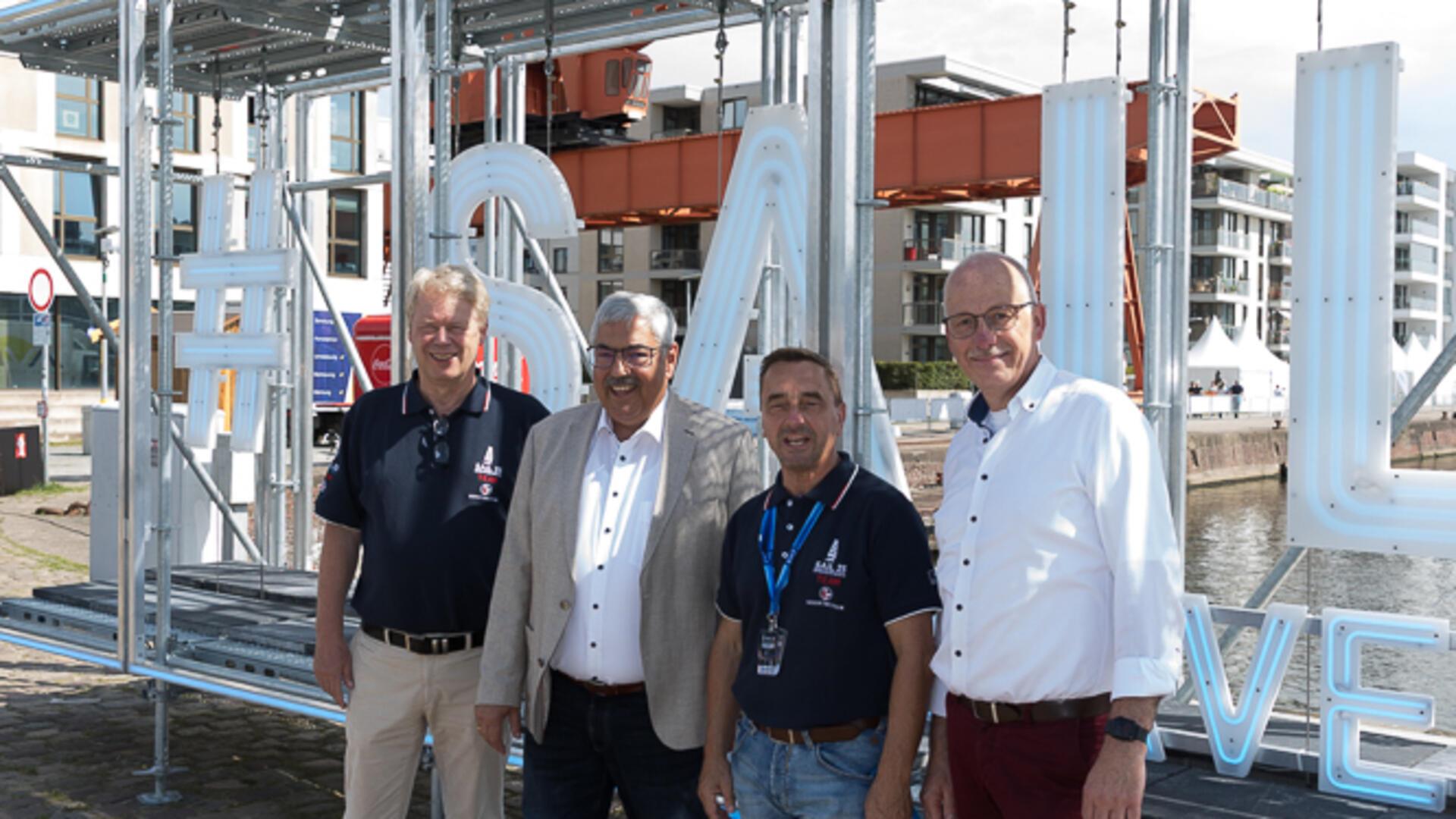 Übergeben Bremerhavens ersten Sailfie-Point seiner Bestimmung: Dr. Ralf Meyer, Melf Grantz, Michael Gerber und Torsten von Haaren. 