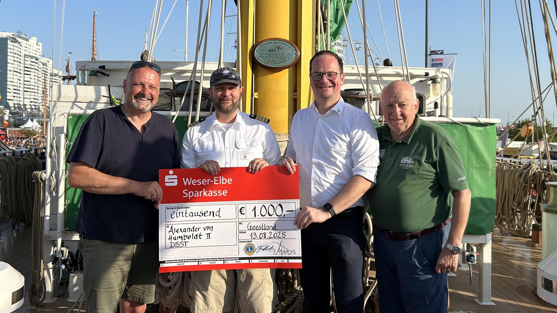 Past-Präsident des Lion Clubs  Langen-Pipinsburg, Marc Dieterich, Kapitän Stephan Hauhs, Vize-Präsident Thomas Akalowski und Vorstand der DSST, Jürgen Hinrichs