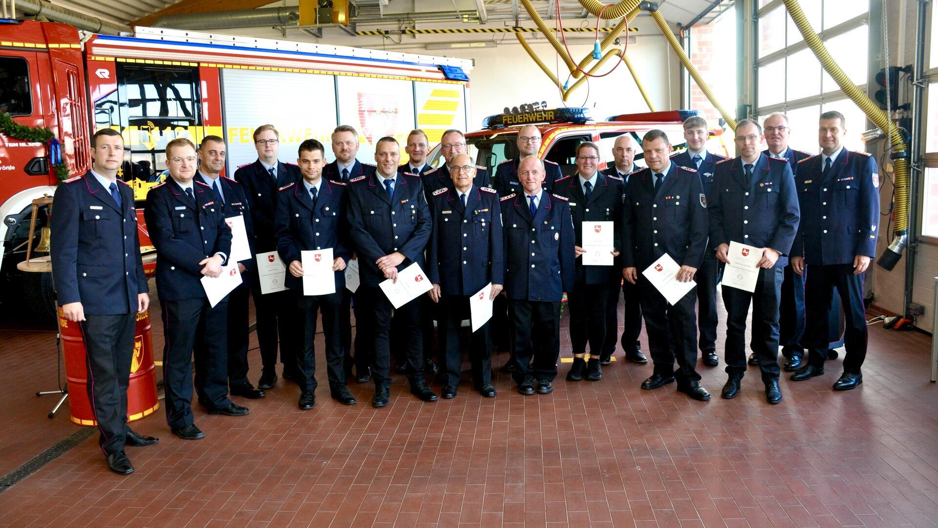 Feuerwehr-Mitglieder mit Hochwasser-Ehrennadel ausgezeichnet