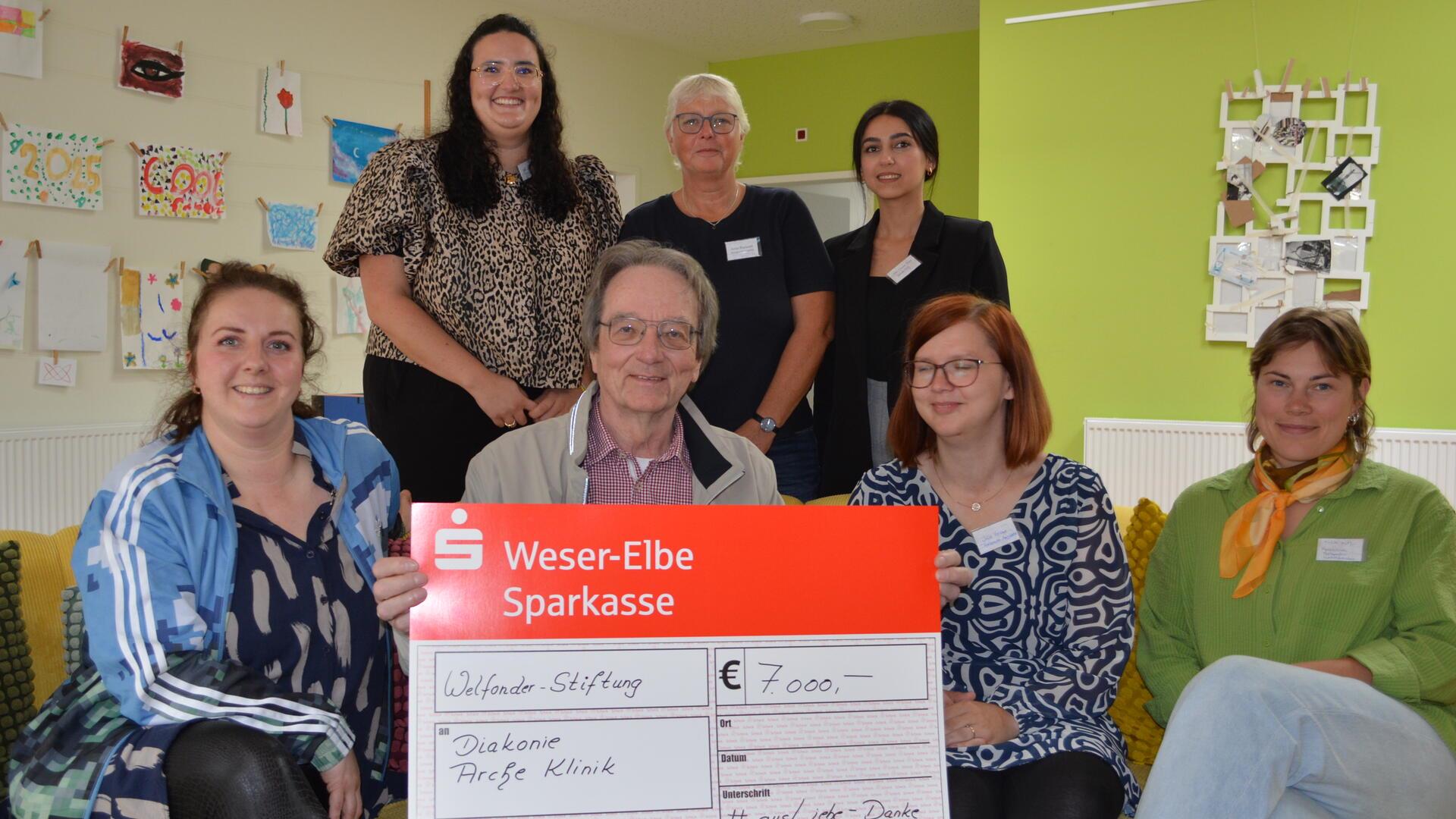 Conrad Welfonder zusammen mit einem Teil des Teams der Arche-Klinik