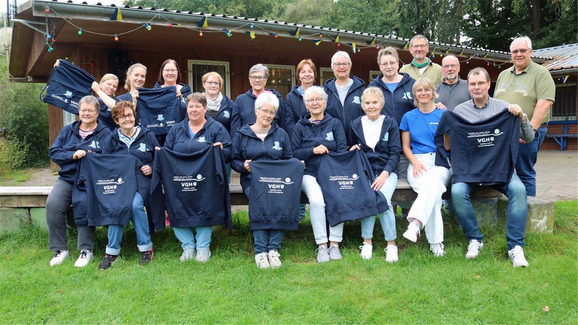 Die Mitglieder des Driftsether Sportvereins freuen sich über eine Spende.