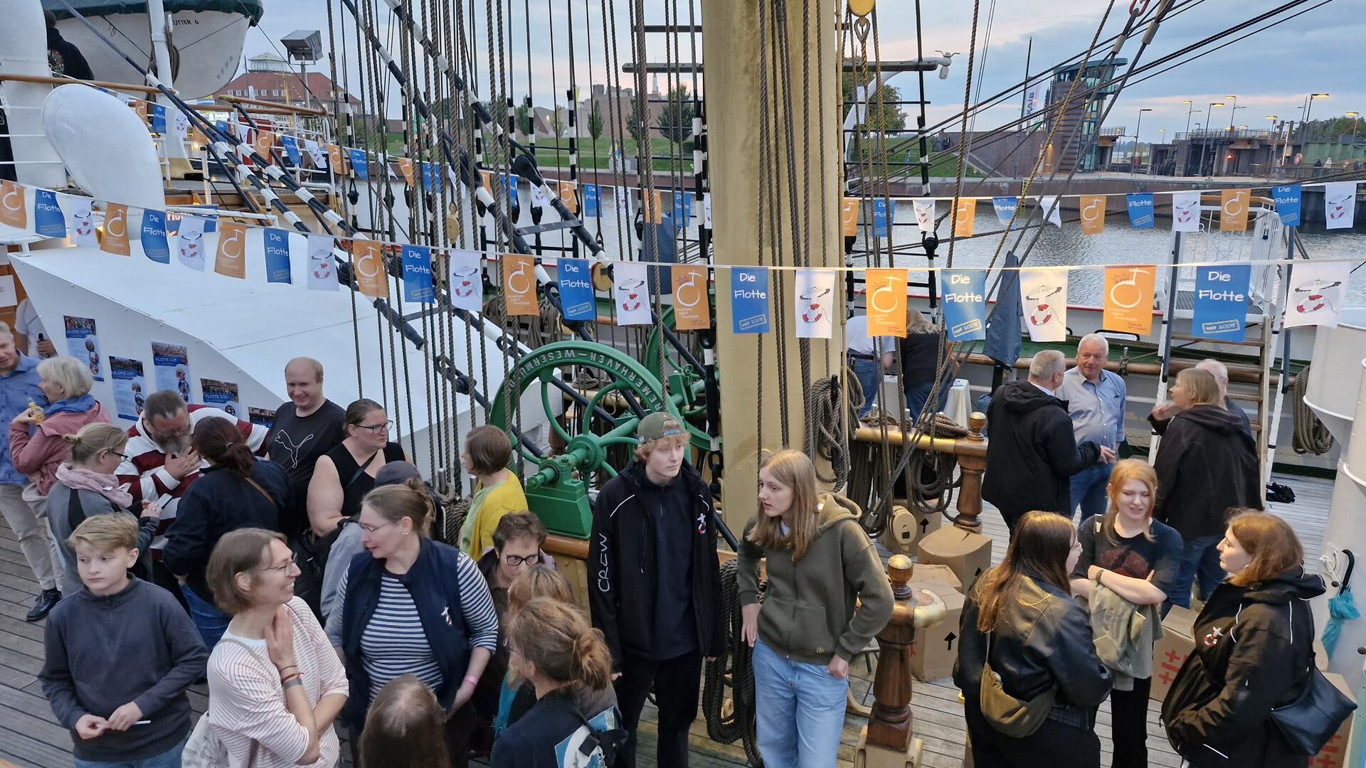 Viele Menschen stehen an Deck der "Schulschiff Deutschland"