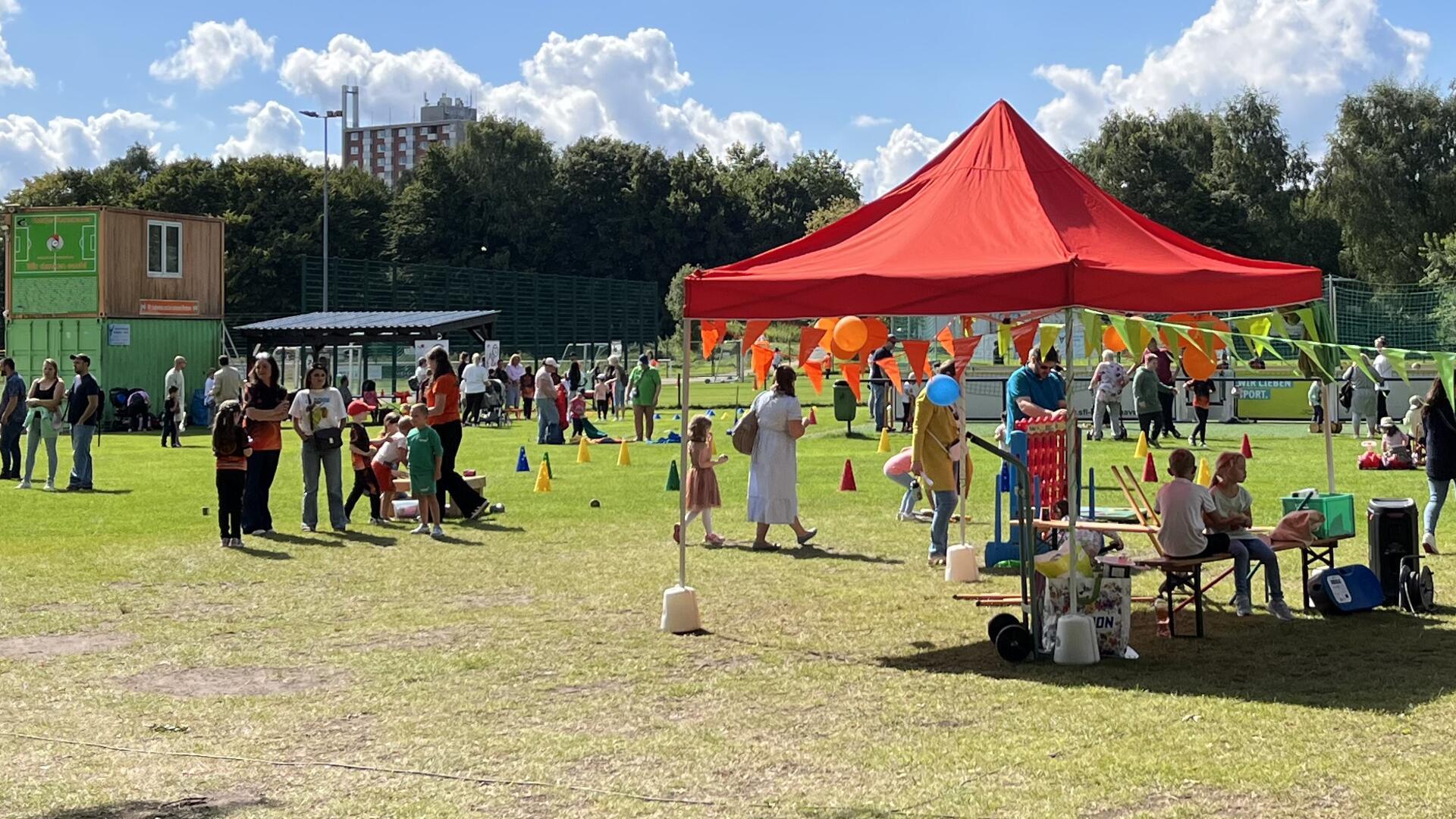 Blick auf den Sportplatz mit den Sportfestteilnehmern