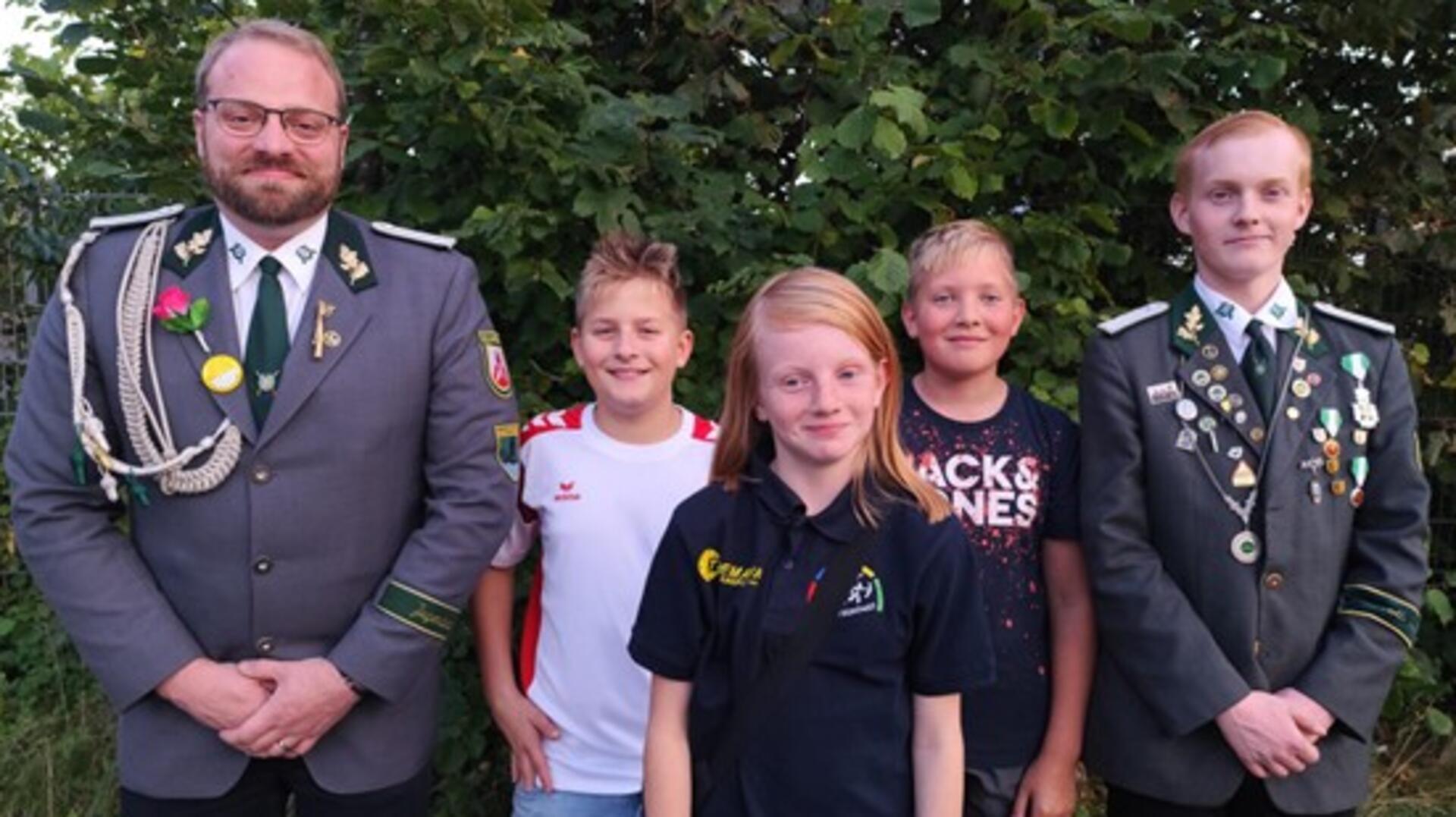 Freude bei der Schützengesellschaft Selsingen (von links): Jugendleiter Dennis Nickel, Hugo Koch, Nala Themann, Mio Dallmann und Ben Themann.