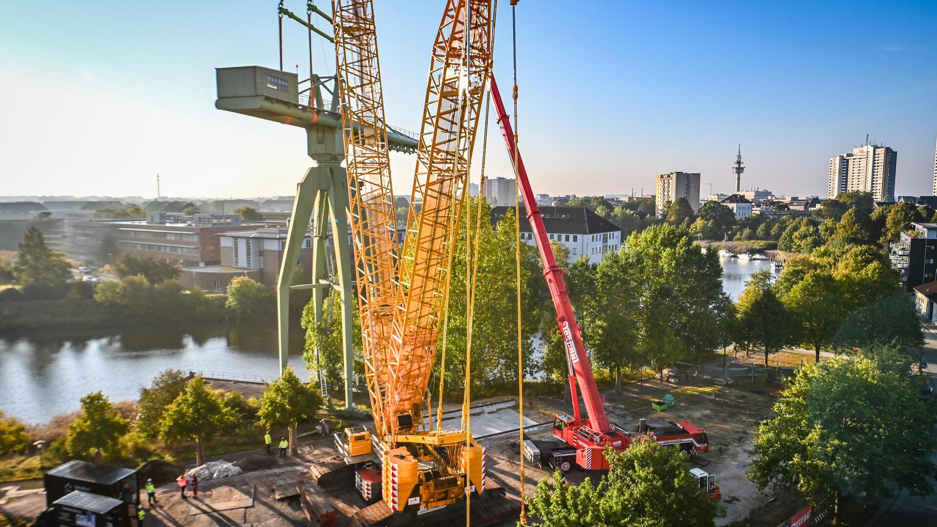 Sehenswürdigkeit am Haken: Rickmerskran wird an neuen Standort gehievt