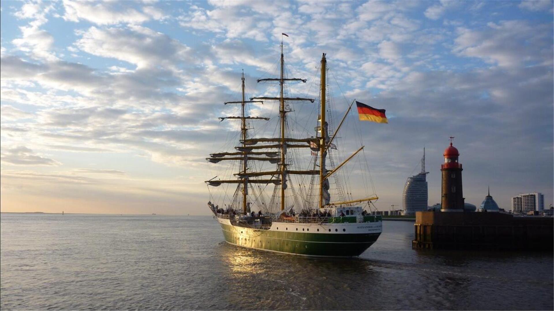 Die "Alexander von Humboldt II" mit der Bremerhavener Skyline im Hintergrund.