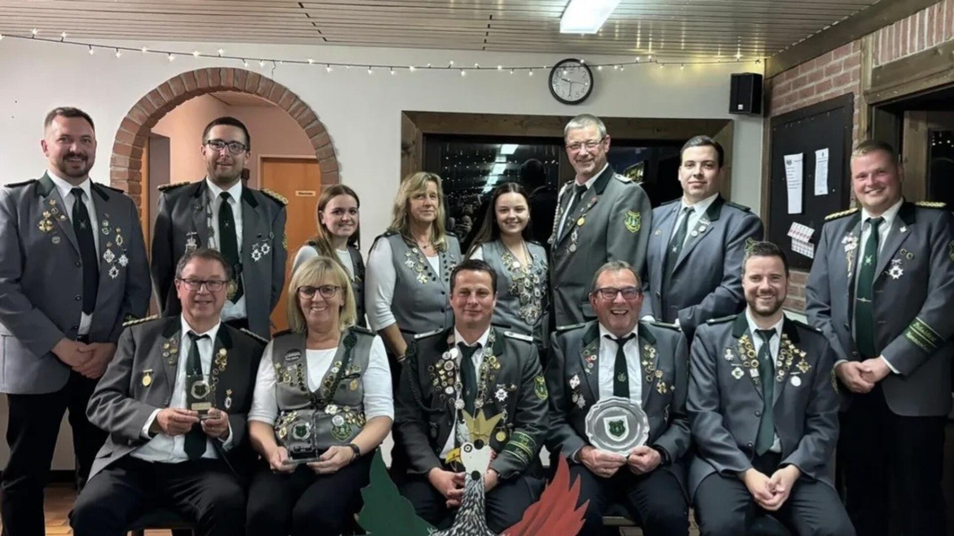 Mehrere Menschen in Schützentracht psieren mit Auszeichnungen in der Hand für ein Foto
