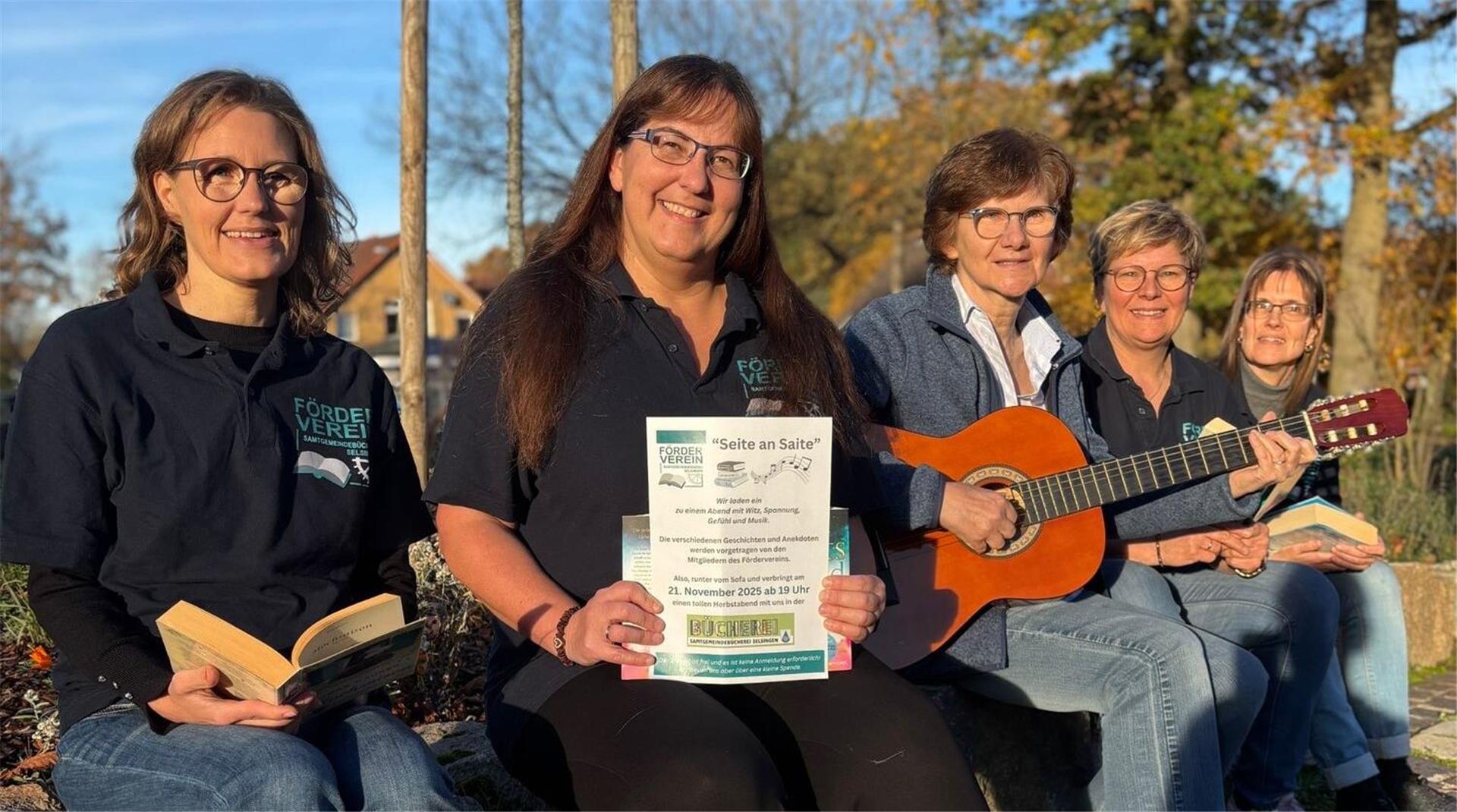 Frauen kündigen Seite an Saite an.