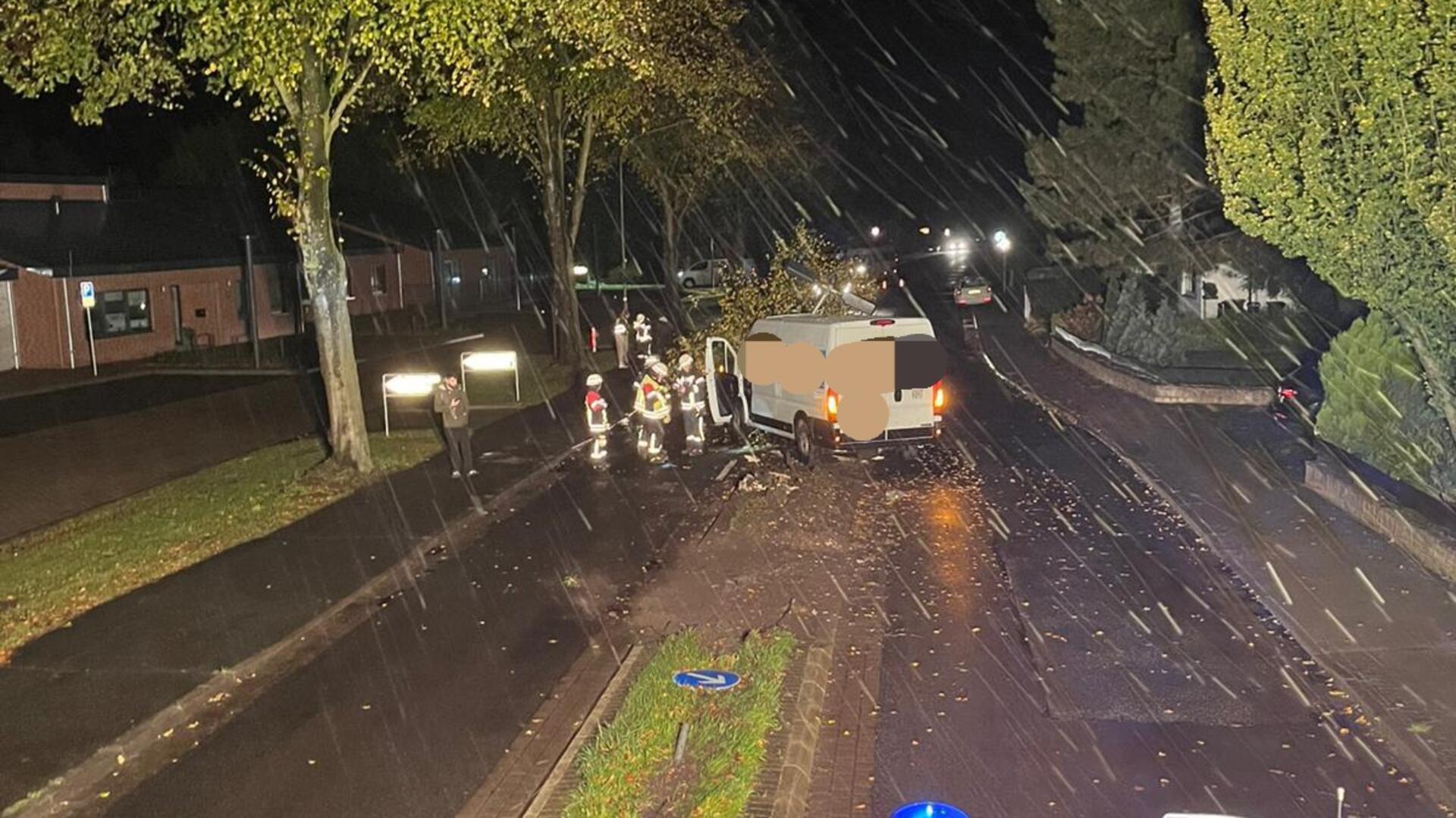 Baum umgefahren: Bremerhavener verursacht Unfall nahe Kindergarten Bild von der überfahrenen Verkehrsinsel und dem Transporter, welcher in Richtung Sellstedt unterwegs war.