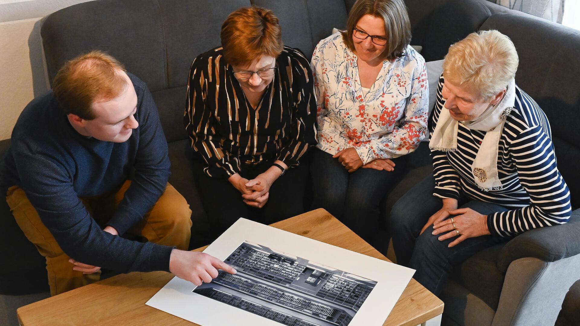 Bildbesprechung wird bei Malte Brandhofer (von links), Christiane Rülicke, Jutta Frenzel und Rosemarie Ullmann vom Fotoclub Creative groß geschrieben.