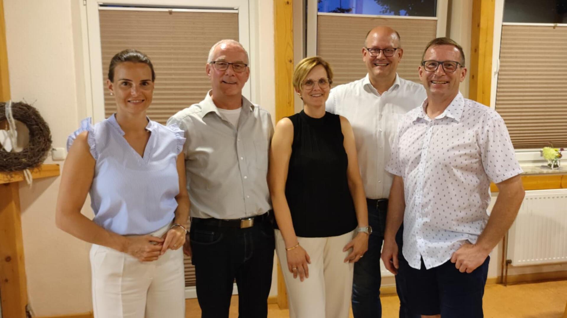 Birgit Gramkow (CDU) möchte Samtgemeindebürgermeisterin in Selsingen und damit Nachfolgerin von Gerhard Kahrs (Zweiter von links) werden. Beim Sommerfest des CDU Selsingen verkündete der Vorsitzende des Gemeindeverbandes, Harald Hauschild, (rechts) die Kandidatur von Gramkow. Prominente Gäste der Veranstaltung: Vanessa Zobel (MdB) und Dr. Marco Mohrmann (MdL).