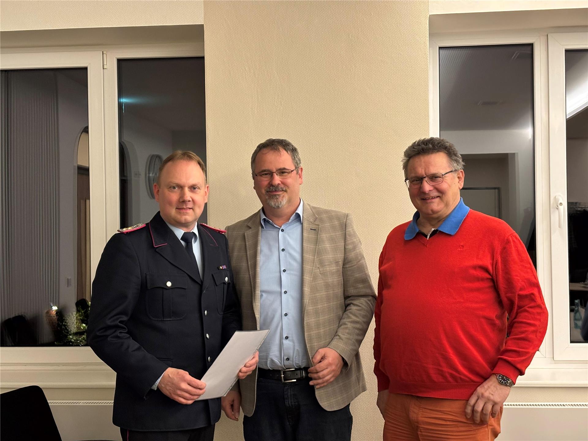 Bleibt weiterhin Ortsbrandmeister in Westertimke: Reiner Harms (links). Samtgemeindebürgermeister Oliver Moje und Günther Nase gratulieren.