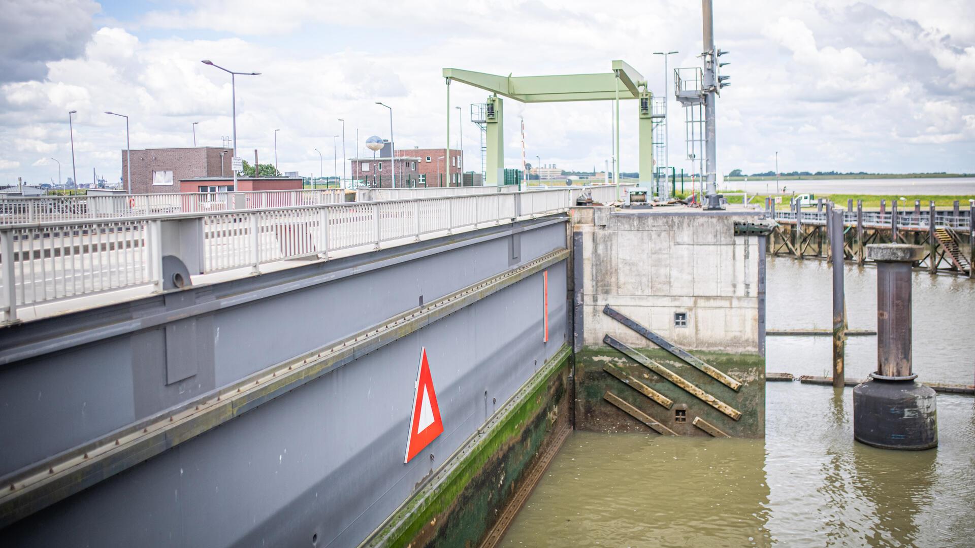 Blick auf das Schleusentor der Fischereihafenschleuse. Die kleine Kammer der Schleuse wird am 19. März gesperrt.