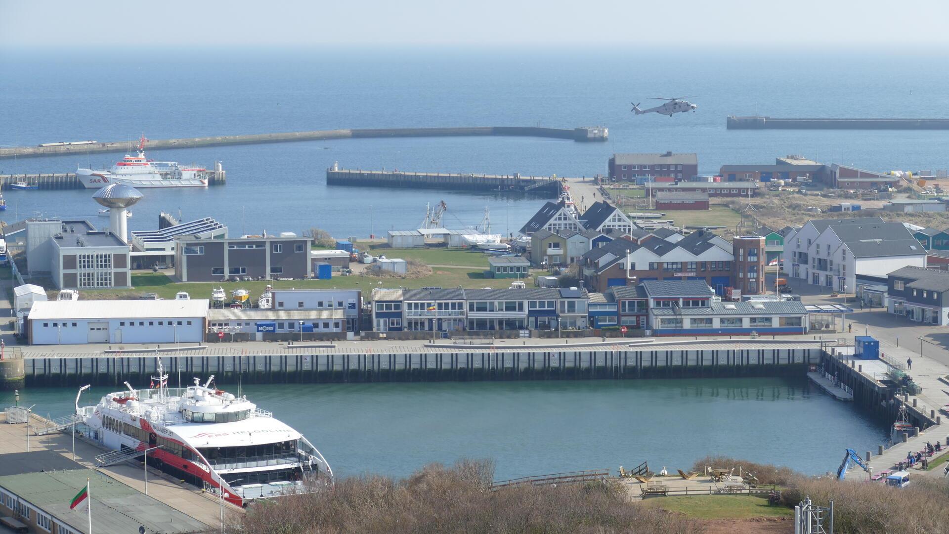 Der Halunder Jet im Test: 7 Unterschiede zur Fahrt mit dem Seebäderschiff. Blick auf den Binnenhafen und dahinter den Südhafen.