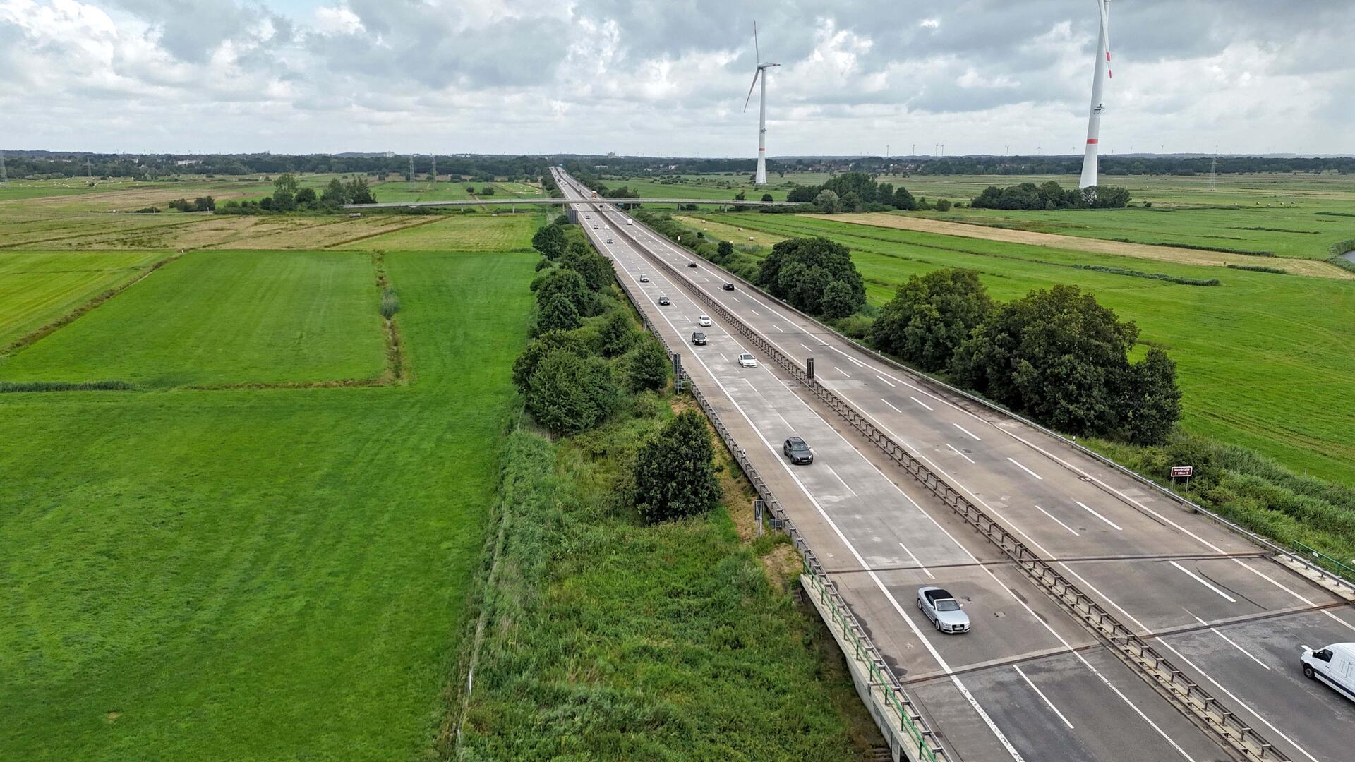 Blick auf die Autobahn 27 zwischen „Zentrum“ und „Überseehäfen“