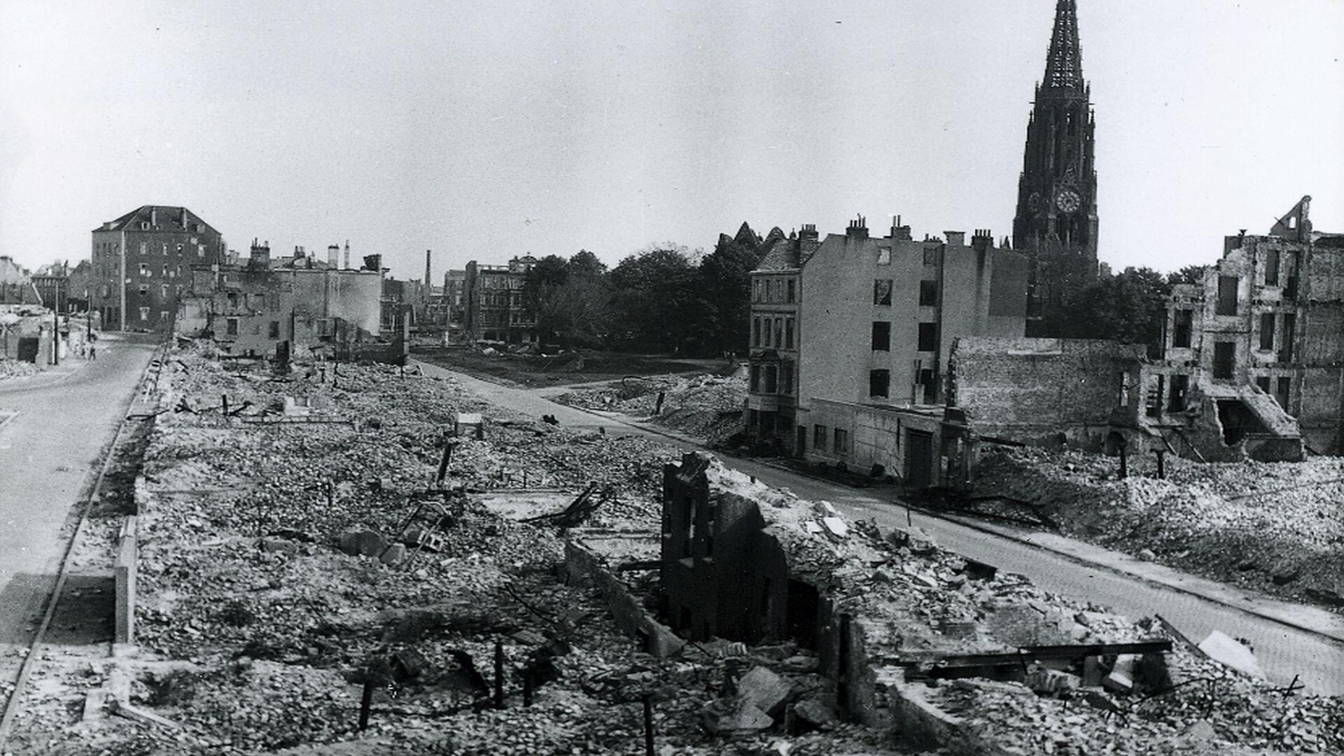 Bremerhaven in Trümmern. In der rechten Bildhälfte ist die Große Kirche zu sehen.