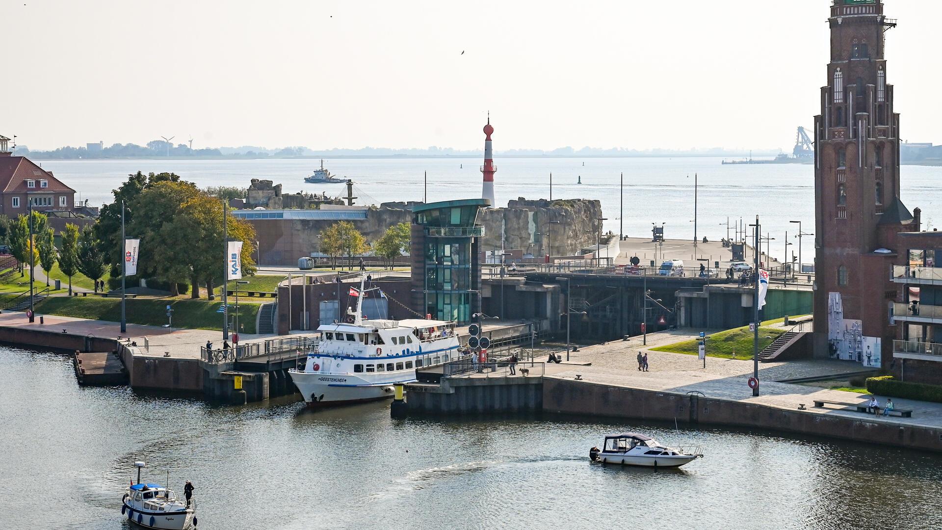 Blick auf Schleuse, Leuchtturm und Schiffe.