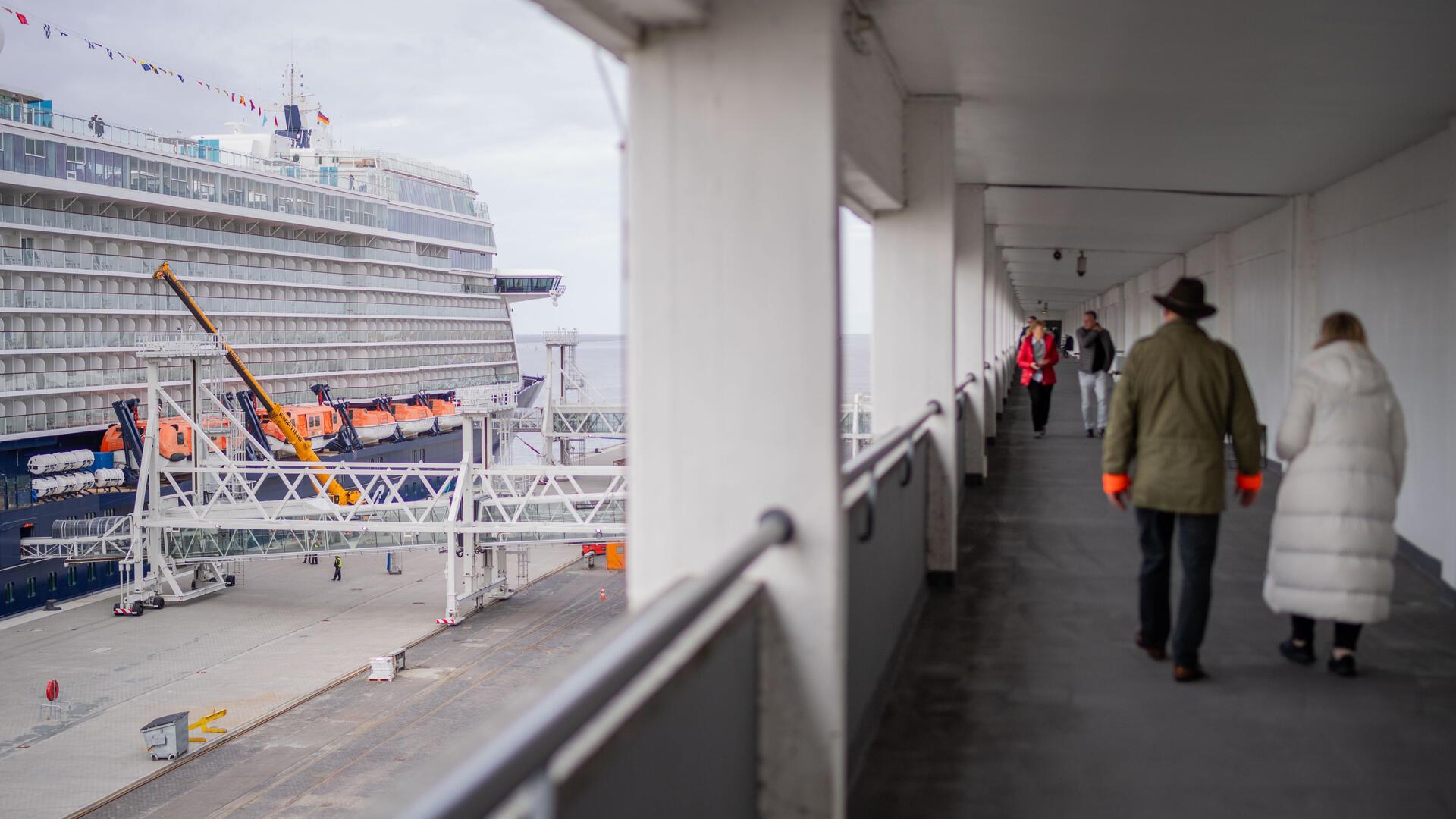 Blick von der Besuchergalerie an der Columbuskaje auf die „Mein Schiff 3“