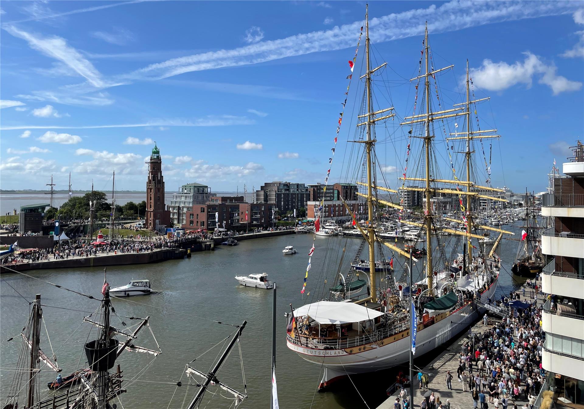 Der Neue Hafen in Bremerhaven: Schiffe, Wasser und ein Leuchtturm.