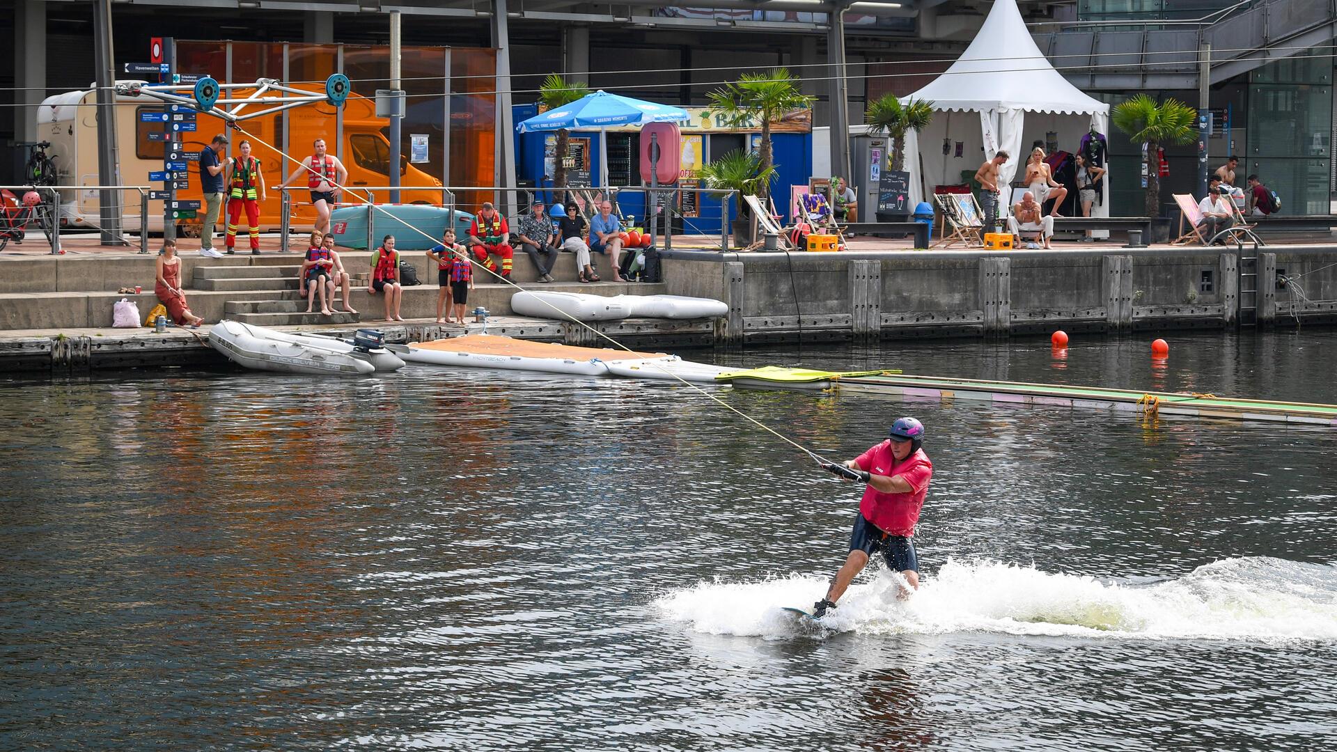Blue-Bay-Wasserski Spaden, Adi‘s Kajaks und Hydrofoil-Surfing Bremerhaven haben Wassersport im Alten Hafen angeboten.