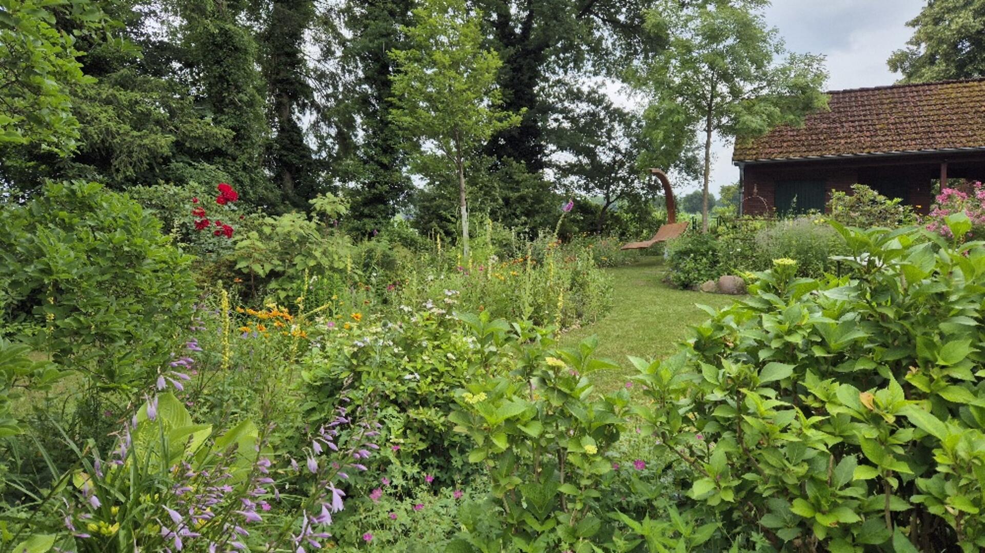 Blüten und Pflanzen in allen Farben und Formen erwarten die Besucher im Garten Wilhelm in Jeersdorf.