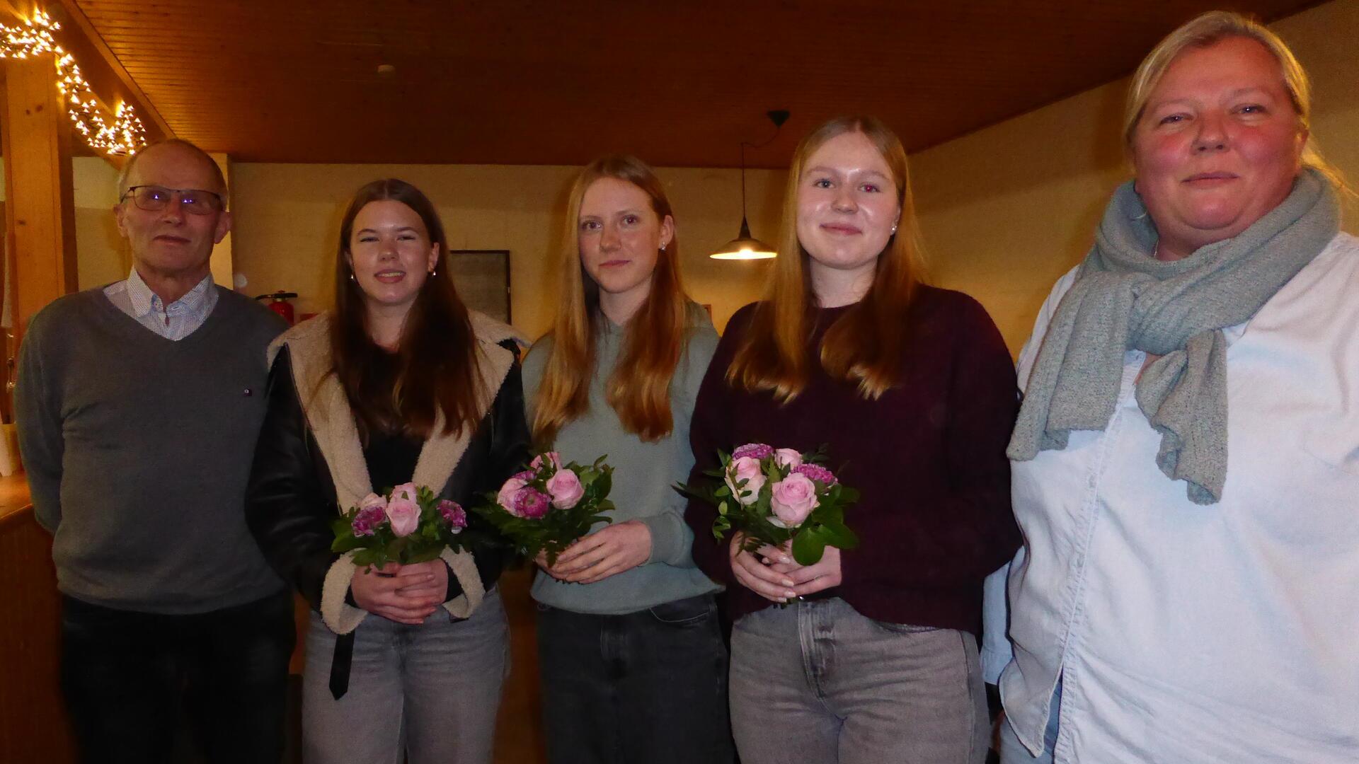 Blumen für die erfolgreichen jungen Reiterinnen (von links): Hermann Winkelmann, Lilly Marie Heins, Nikola Meier, Jette Brandt und Kerstin Heins.
