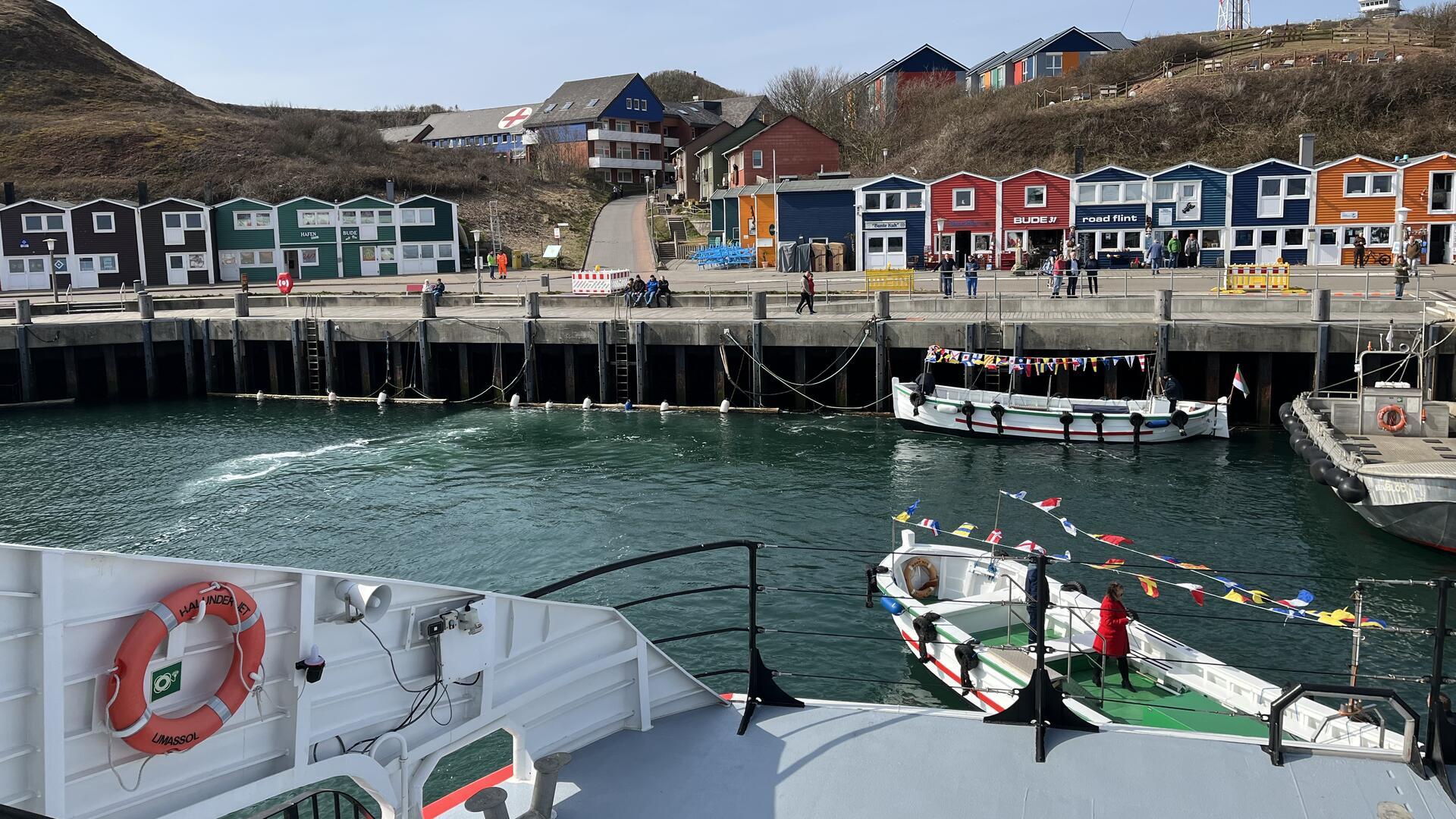 Börteboote begrüßen den „Halunder Jet“ bei seiner ersten Anfahrt der Saison. Der Katamaran legt im Binnenhafen an – kürzester Weg zum Ort
