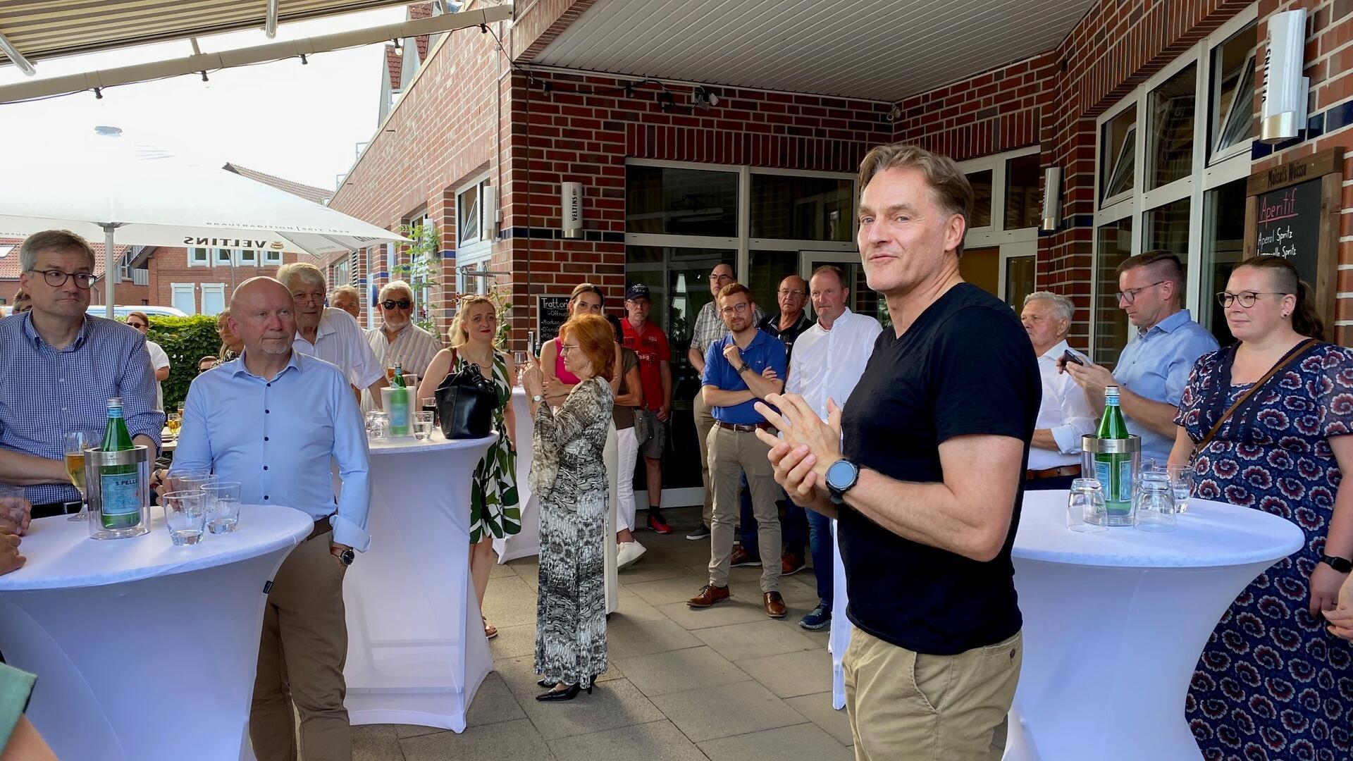 Boris Thomas, Vorsitzender der Bremervörder Wirtschaftsgilde, begrüßte rund 100 Gäste zum Sommerfest. 