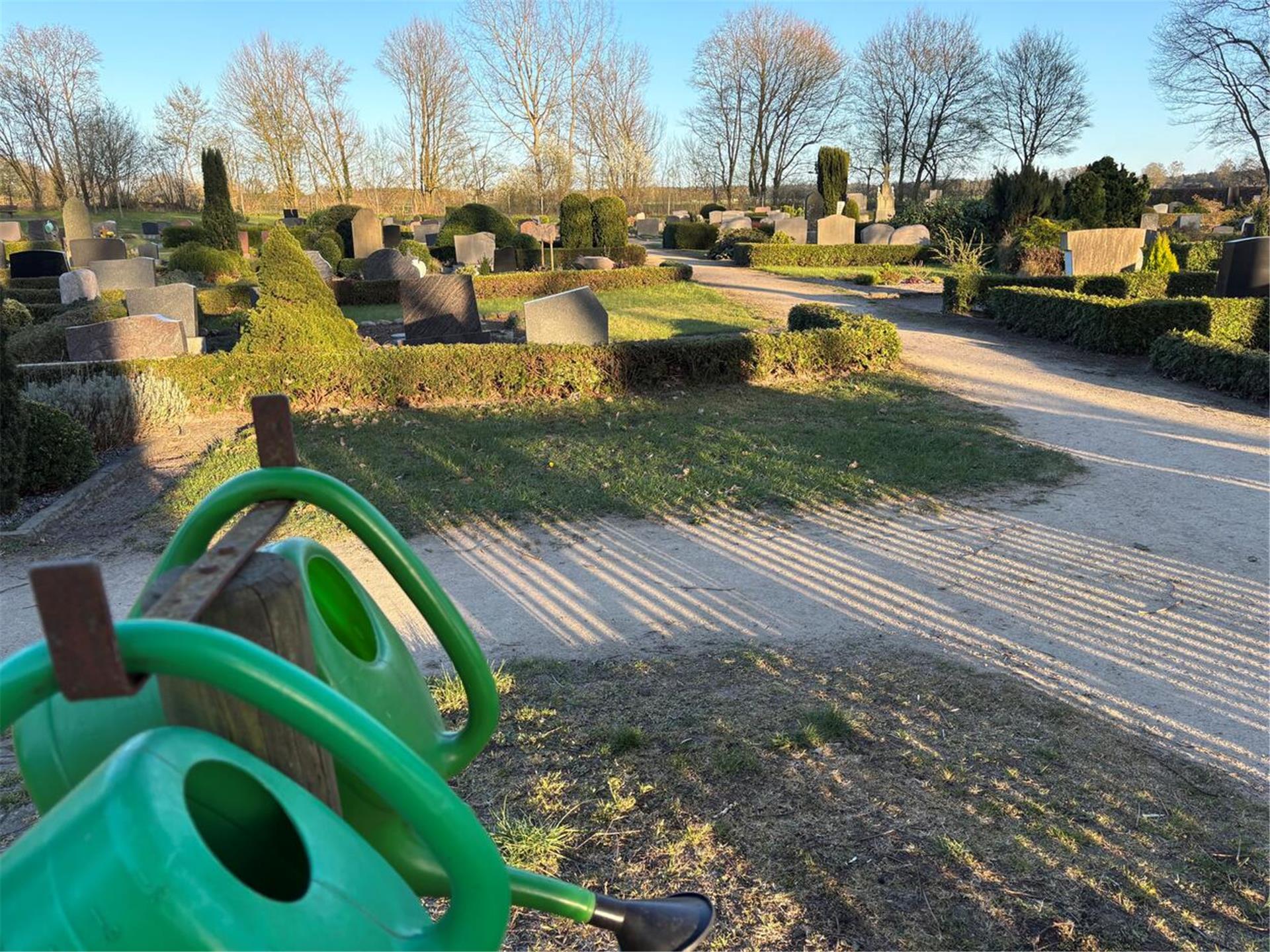 Ein Blick vom Haupteingang aus auf den Friedhof in Breddorf. Noch in diesem Jahr soll dort die Umgestaltung beginnen.