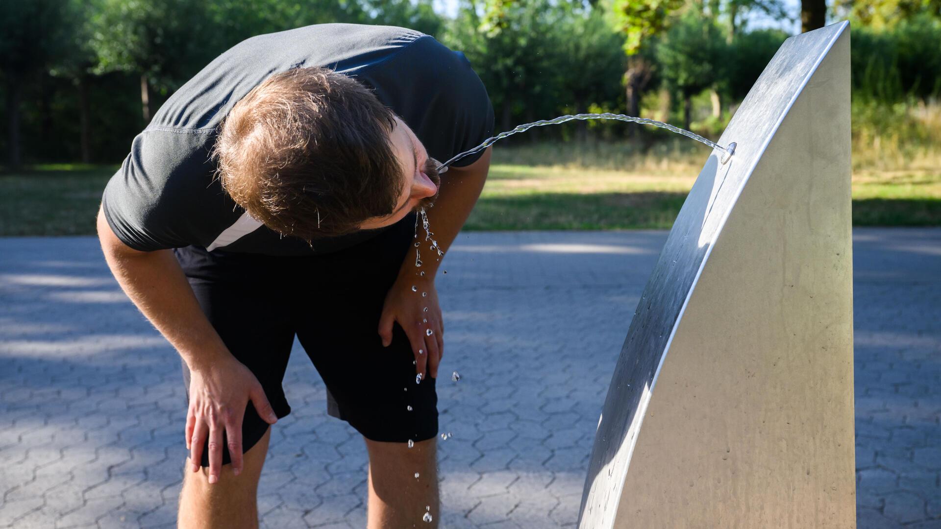 Mann am Trinkbrunnen