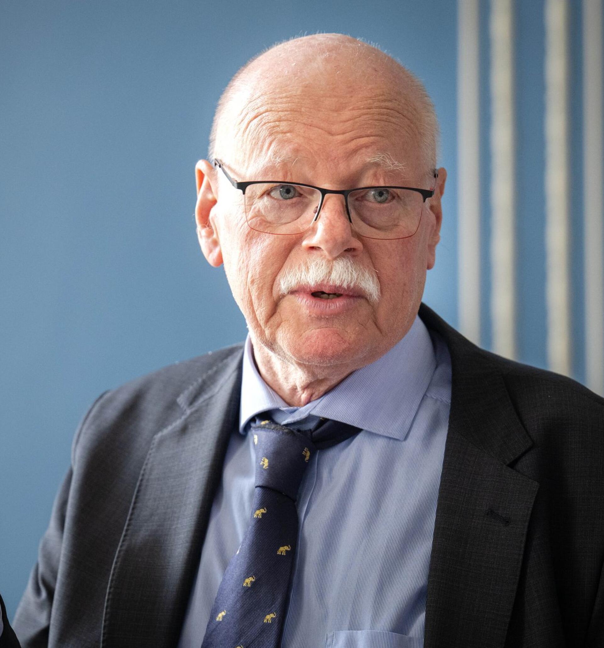 Bremens Innensenator Ulrich Mäurer (SPD) räumt zum Jahresende sein Amt. Mit 74 Jahren sei es an der Zeit, anderen Platz zu machen, so der nicht unumstrittene Innenpolitiker.
