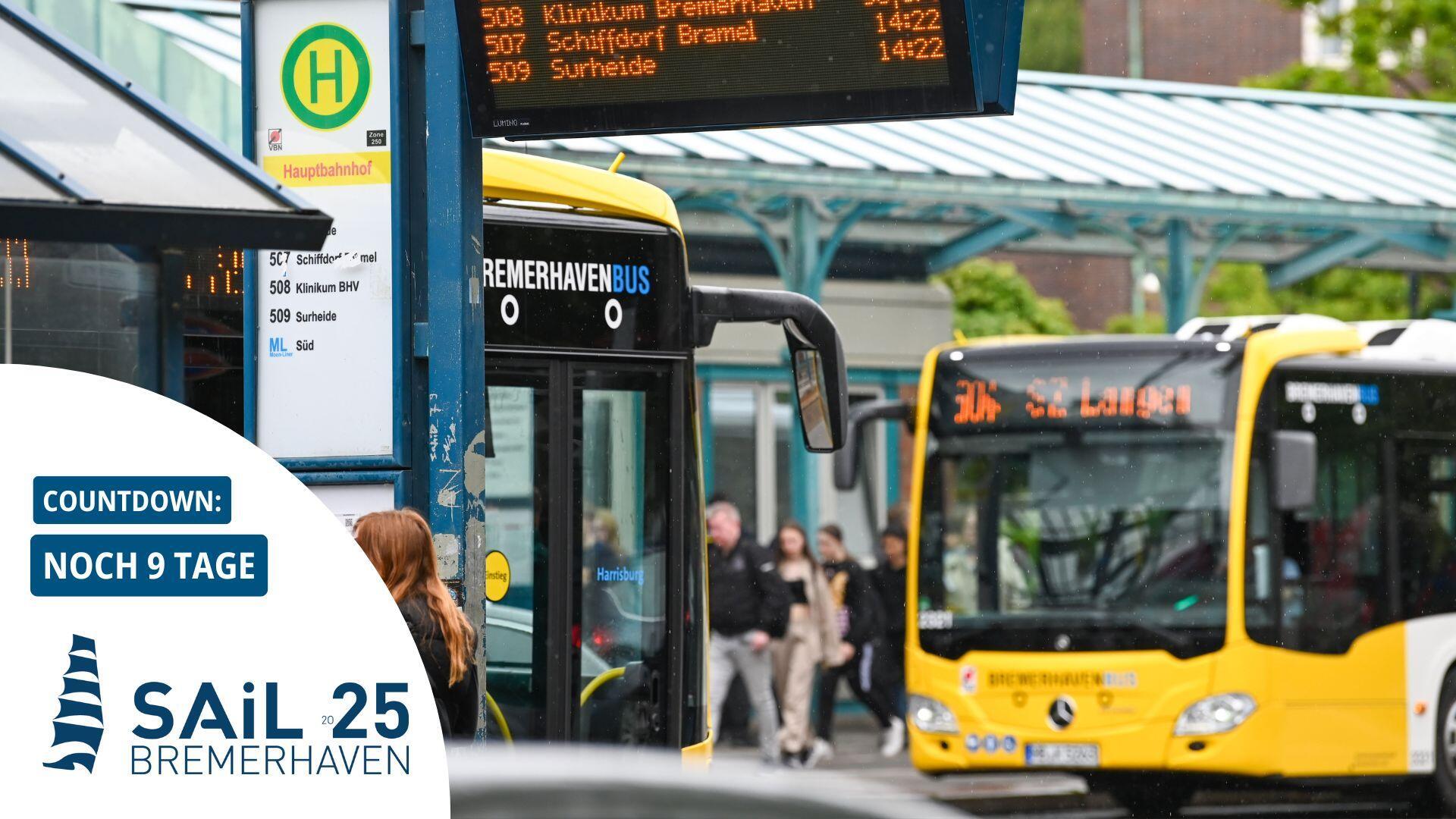 Ein gelber Bus, der an einer Haltestelle hält. Er fährt, so ist es an seiner Fahranzeige abzulesen, bis zur Station Leherheide West.
