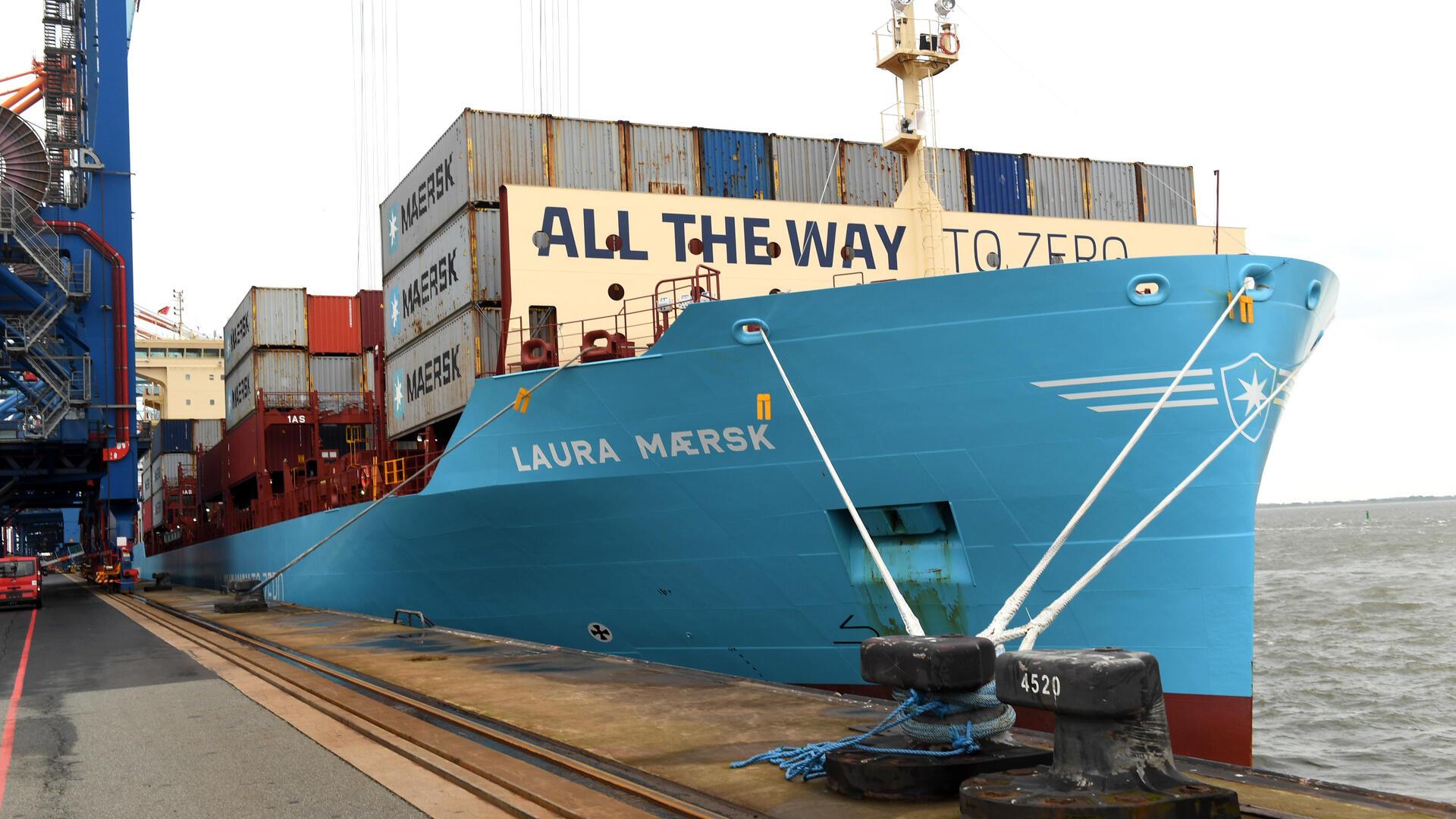 Ein Containerschiff liegt vor Anker. Bremerhaven zählt zu den Häfen, die regelmäßig von einem zukunftsweisenden Containerschiff angelaufen werden: der „Laura Maersk“. Der 172 Meter lange Feeder verkehrt monatlich zwischen der Seestadt, Hamburg und Häfen in der Ostsee – und wird künftig mit nahezu CO₂-neutralem Methanol betrieben. 