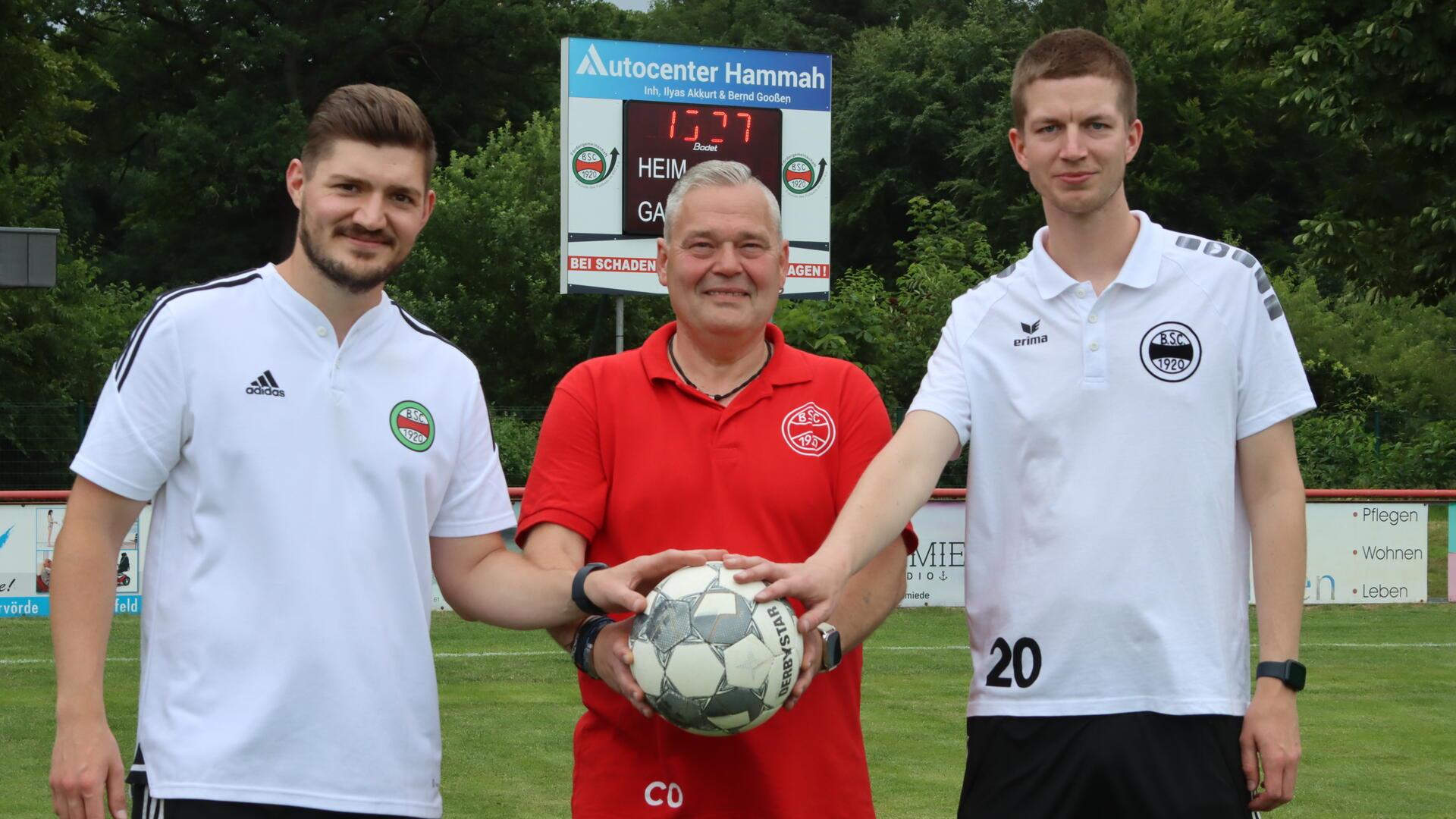 Bremervörde. Die Reserve des Bremervörder SC wird künftig von Trainer Thorsten Arnemann (Mitte) trainiert. 