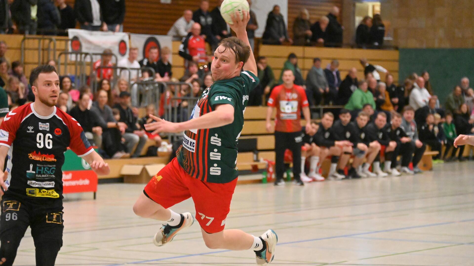 Bremervördes Felix Weber erzielte den 34:33-Siegtreffer gegen den TuS Haren.