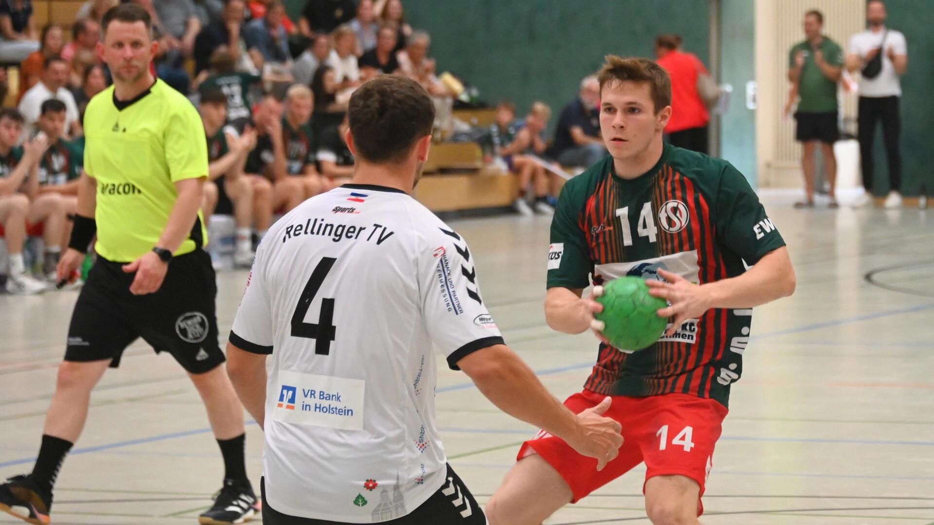 Bremervördes junger Neuzugang Erik Habermann bot eine starke Partie gegen Rellingen und erzielte sieben Tore. Links: Schiedsrichter Fabian Heins.