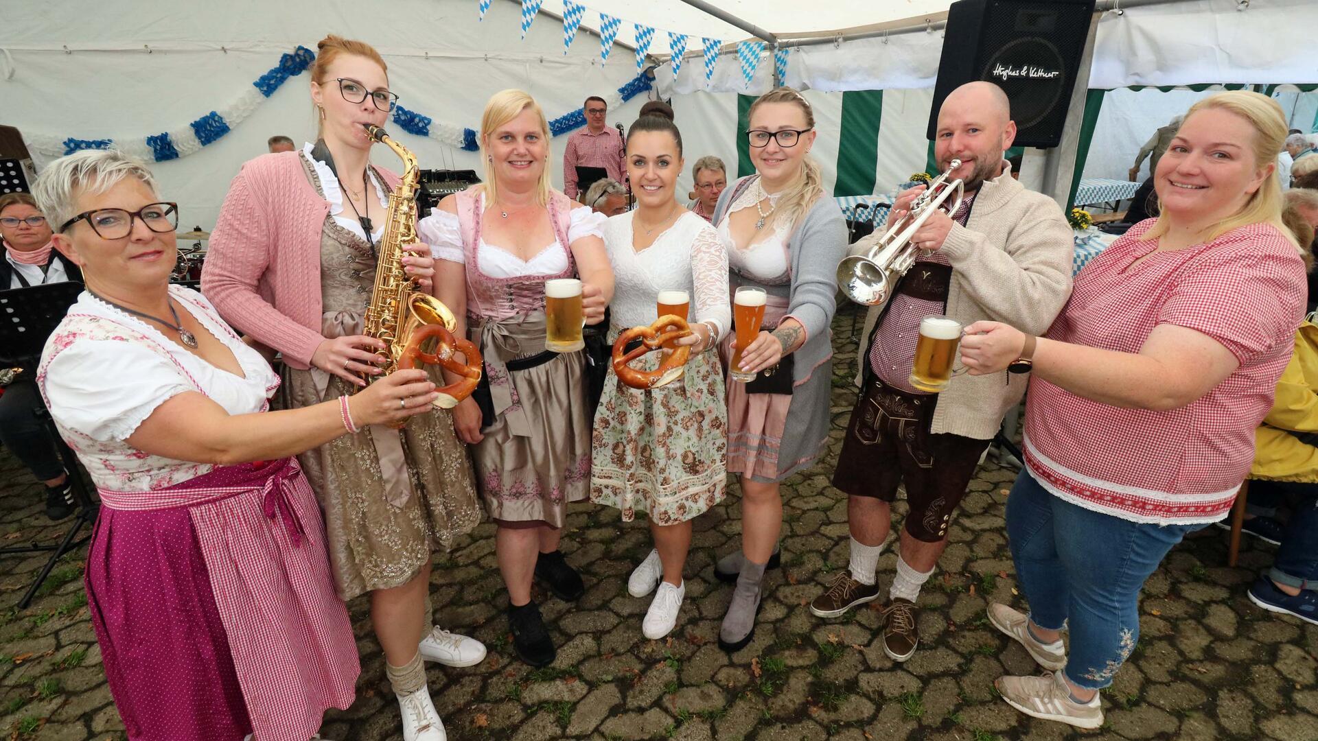 Menschen in Tracht.