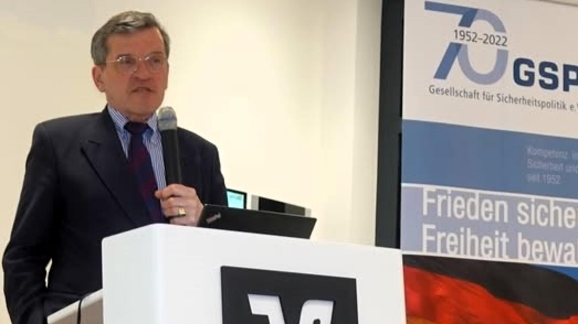 Brigadegeneral a.D. Rainer Meyer zum Felde referierte auf Einladung der Volkshochschule in Zeven.