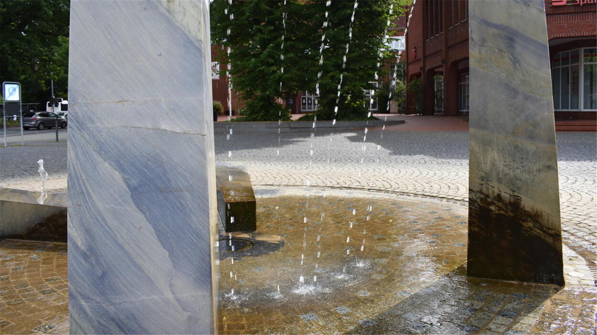 Zwei Steinklötze, zwischen denen Wasser läuft.