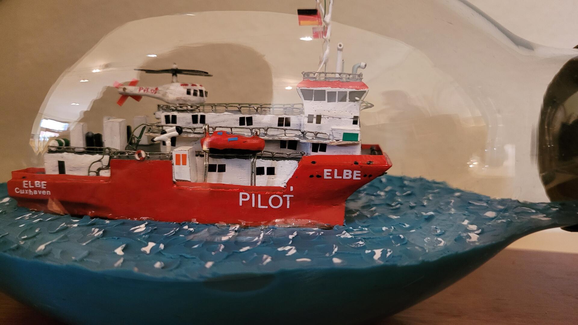 Buddelschiffe wie dieses werden in einer Ausstellung im Kuriosen Muschelmuseum in Wremen gezeigt.
