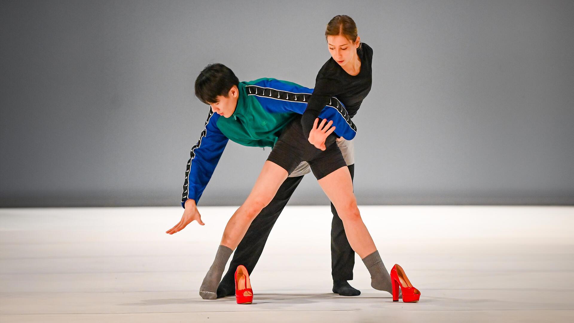 Bühnenprobe zur dreiteiligen neuen Tanz-Produktion "Emotions of dance" im Großen Haus des Stadttheaters Bremerhaven, Premiere am 15. Februar: Melissa Panetta und Kuang-Yung Chao im zeitgenössischen Pas-de-deux "Emotion Highness/Extremity", einem Element des Stückes "Beautiful Figures" des Ballettchefs Alfonso Palencia.