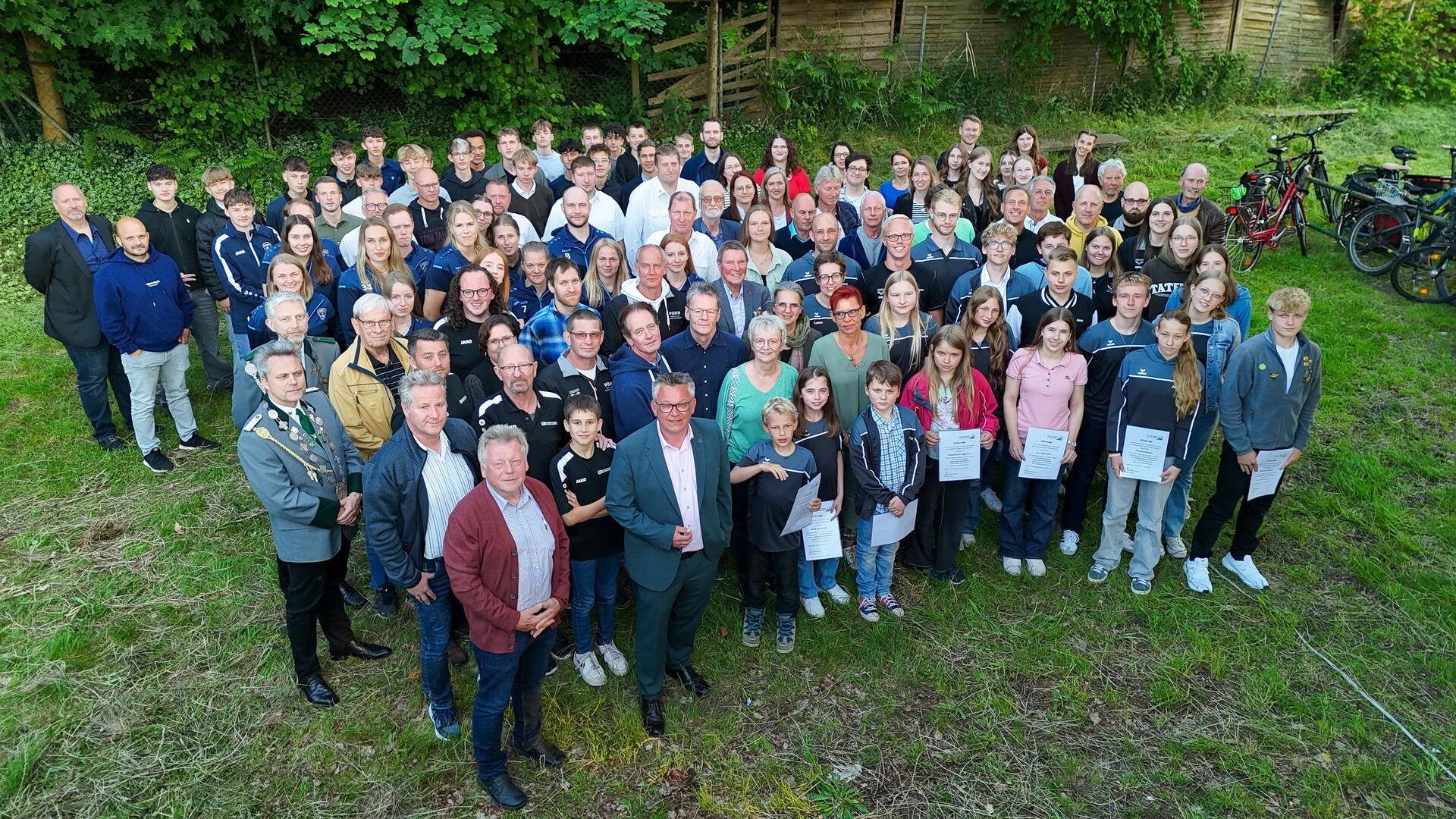 Bürgermeister Andreas Wittenberg (Vorne, 2. von links) sowie die stellvertretenden Bürgermeister Heinz Bühring (links) und Hannes Mahlstedt (Mitte) zeichneten die erfolgreichen Sportlerinnen und Sportler aus Vereinen der Gemeinde Hagen mit Urkunden aus. Foto: Heß