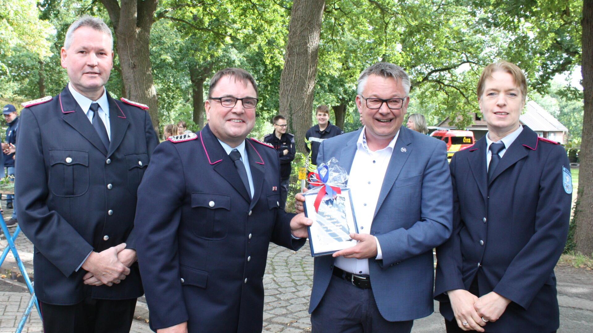 Bürgermeister Andreas Wittenberg (parteilos, Zweiter von rechts) gratulierte Ortsbrandmeister Dirk Bickmeier (Zweiter von links), Gemeindebrandmeister und Ortswehrmitglied Marcus Sudmann (links) sowie Ortsvorsteherin Imke Husmann (rechts) zum Jubiläum.