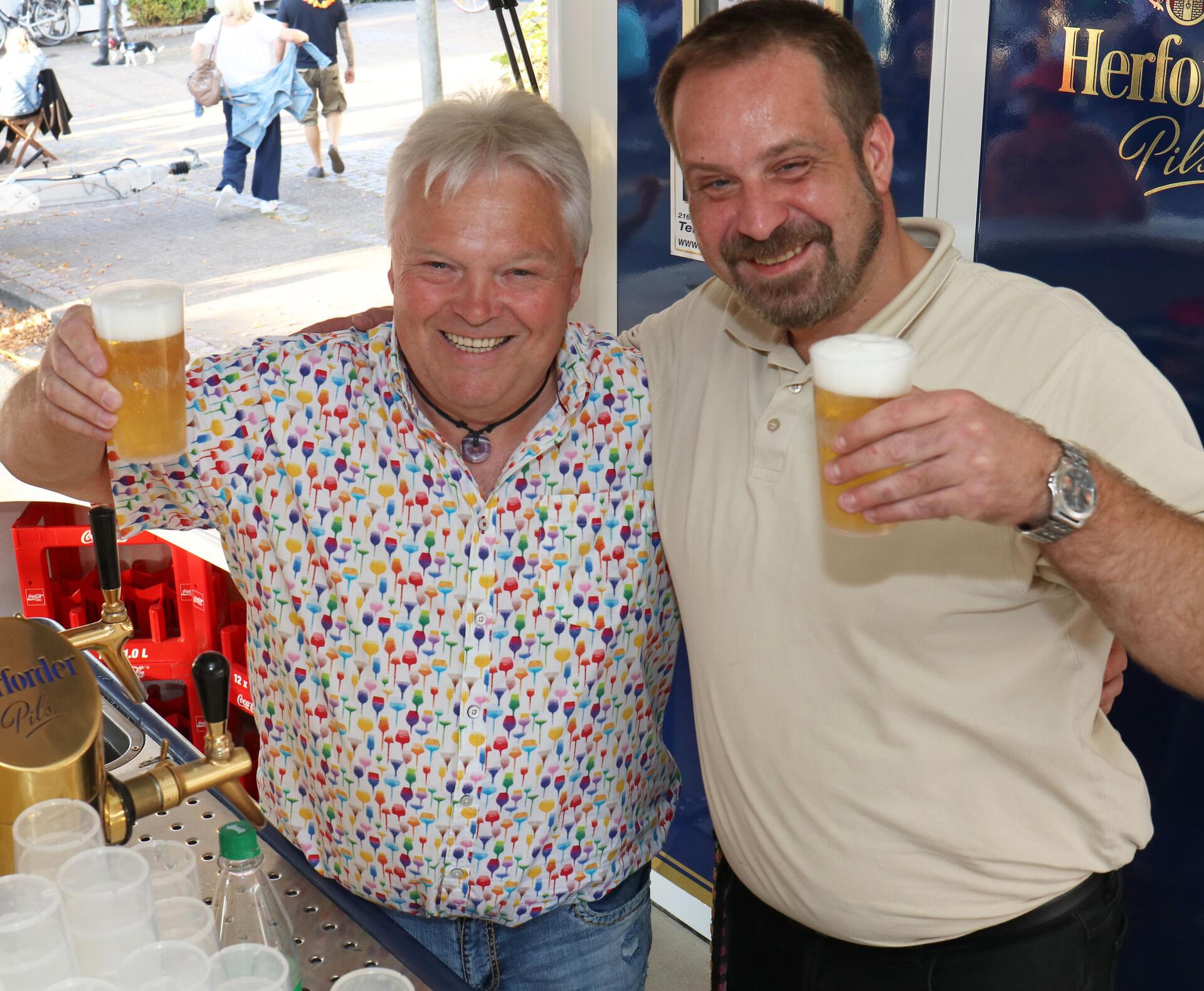 Straßenfest mit Herbstmarkt in Selsingen Bürgermeister Bernd Schlesselmann beim Freibieranstich