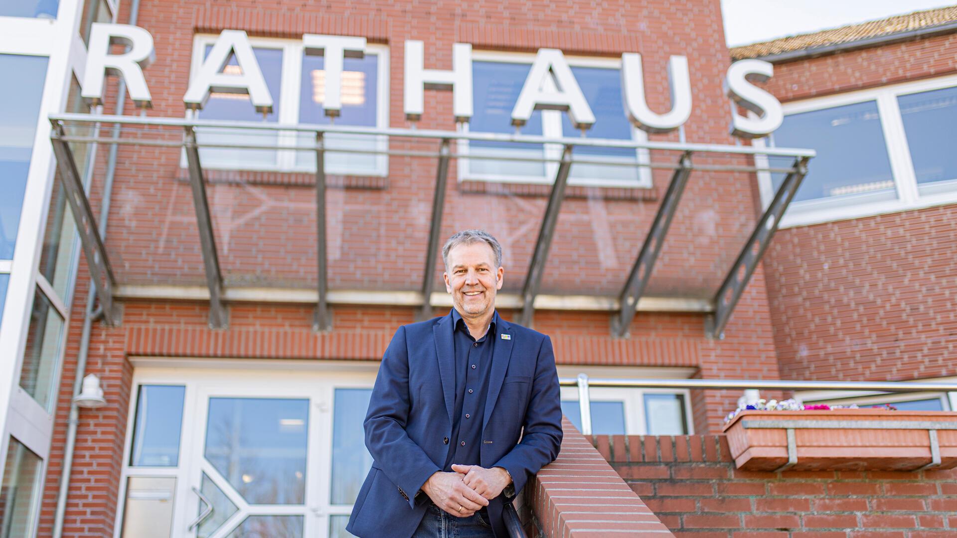 Bürgermeister Guido Dieckmann (parteilos) vor dem Rathaus in Beverstedt.