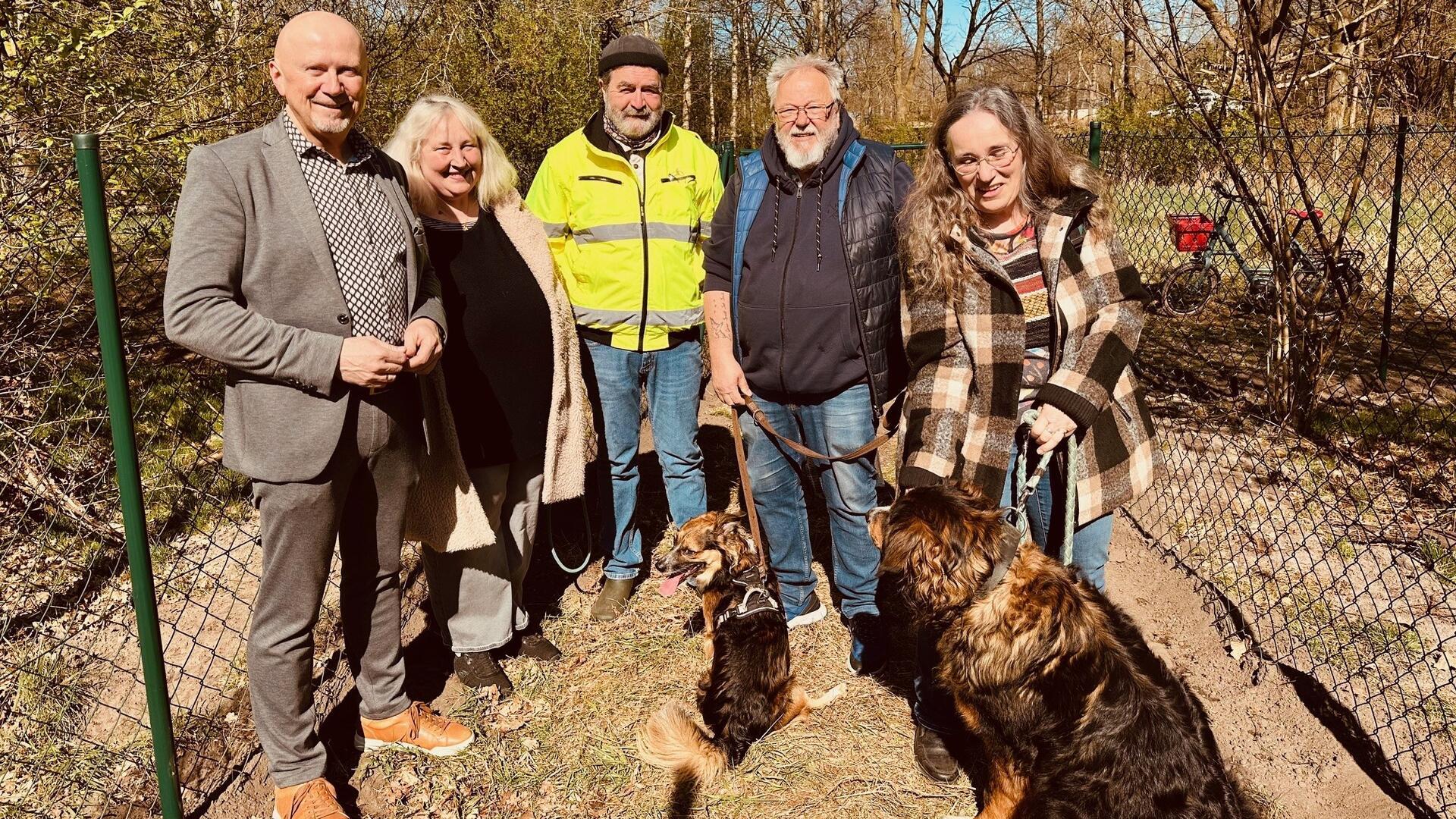 Bürgermeister Michael Hannebacher mit dem Vereinsvorstand von "Hundefreunde Bremervörde".