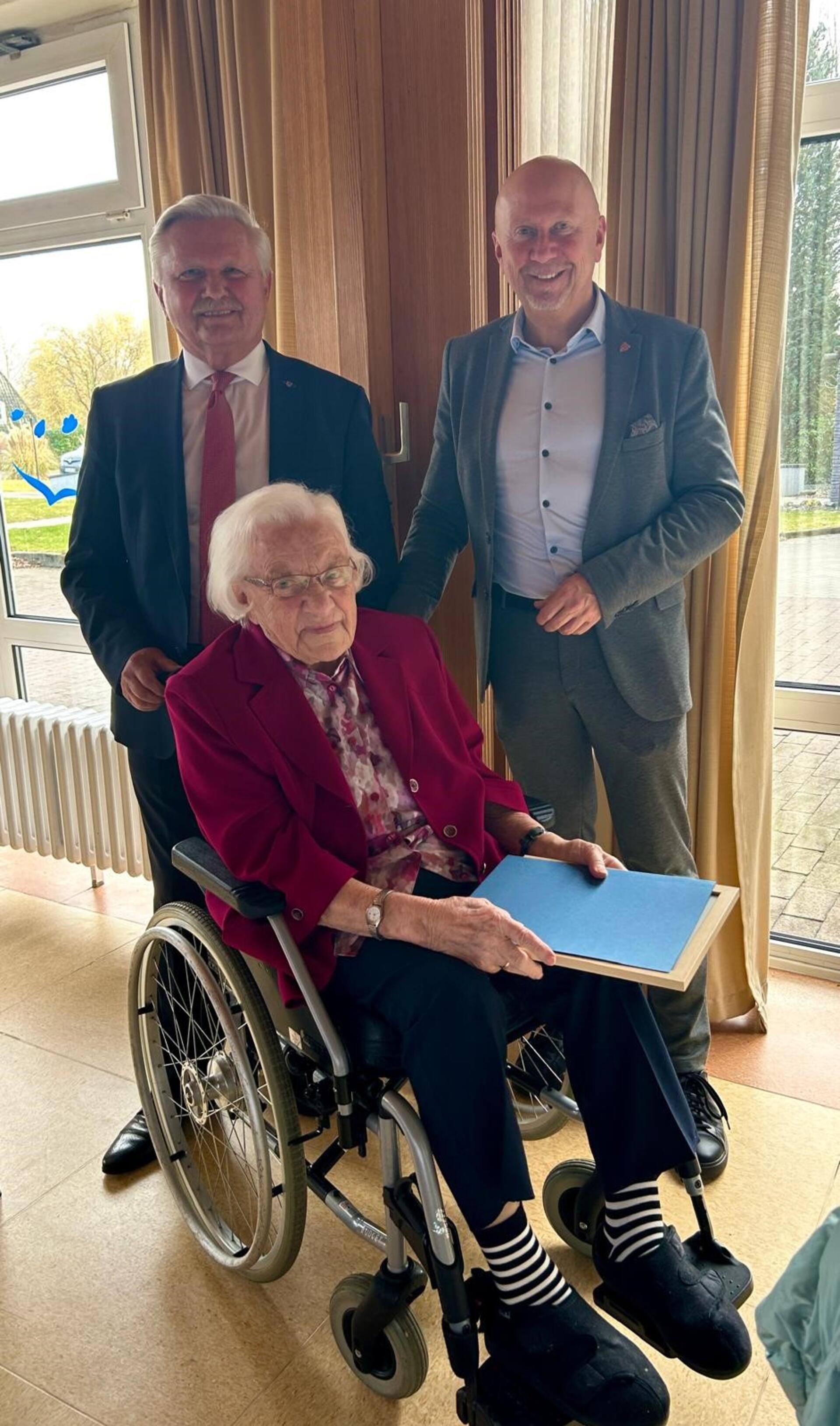 Bürgermeister Michael Hannebacher (rechts) und der stellvertretende Landrat Erich Gajdzik gratulierten Grete Eckhoff persönlich zum 100. Geburtstag.
