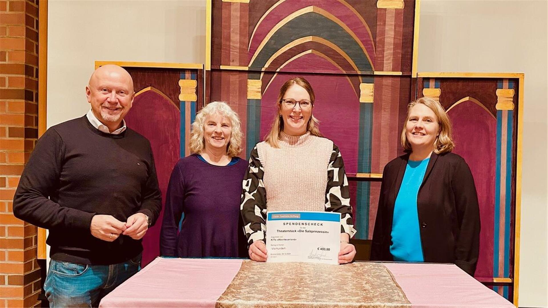 Bürgermeister Michael Hannebacher (von links), Petra Fischer, Maylin Burmester und Meike Siems bei der Übergabe des symbolischen Spendenschecks. 