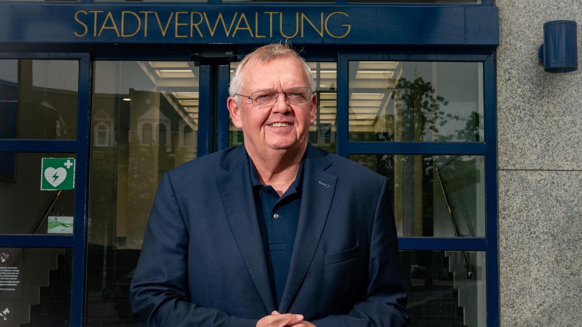 Bürgermeister Torsten Neuhoff steht vor dem Eingang der Stadtverwaltung 